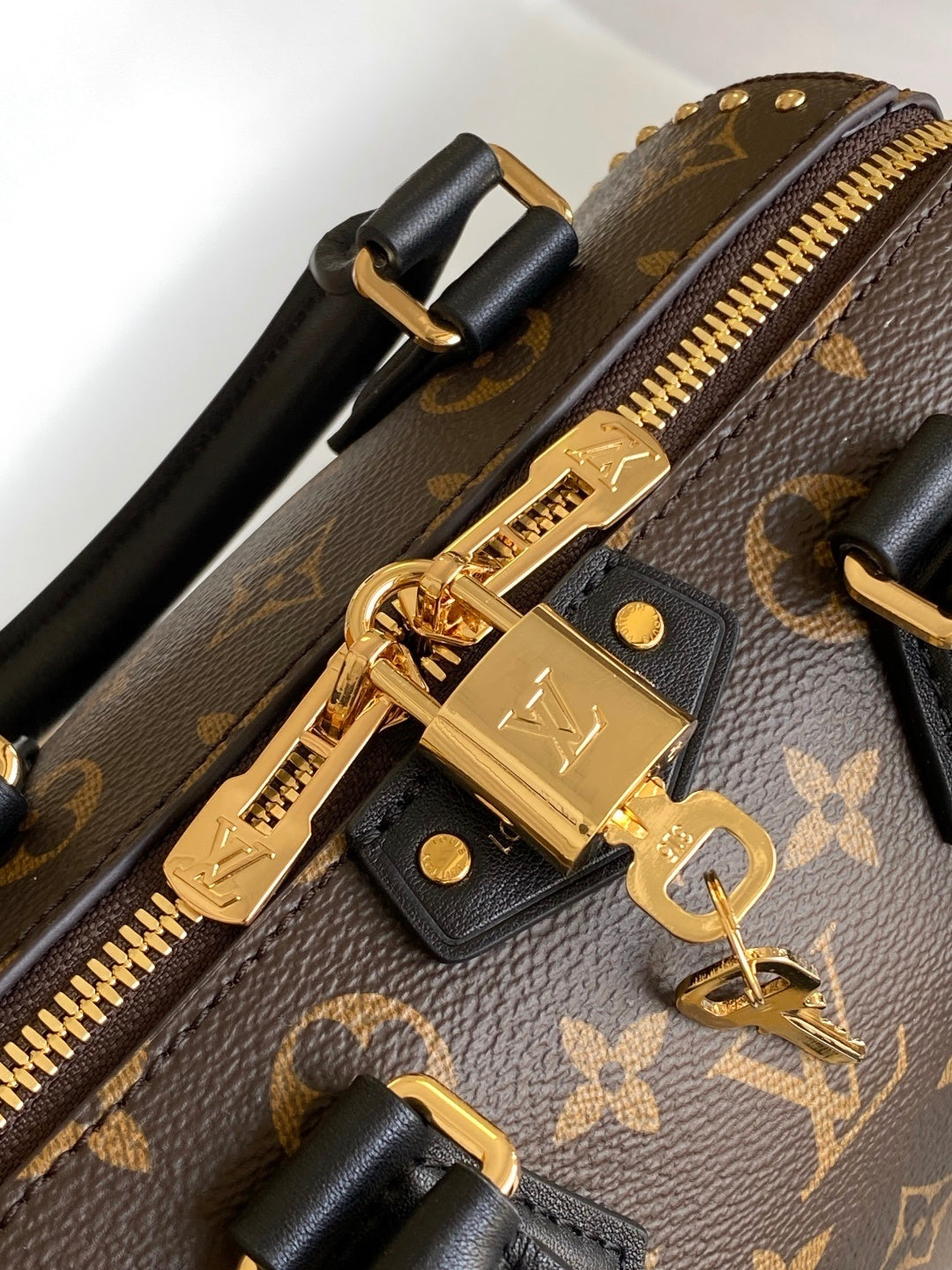 1:1 Replica LV crossbody bag