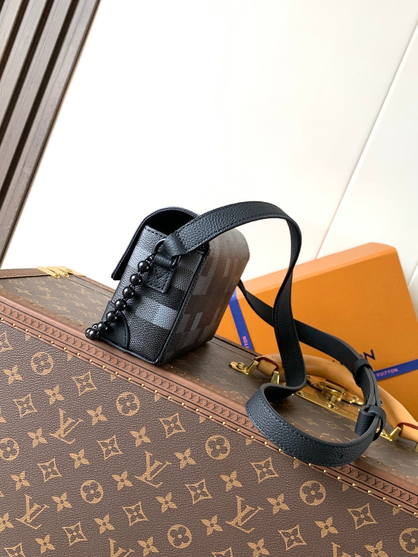 1:1 Replica LV flip-top box bag