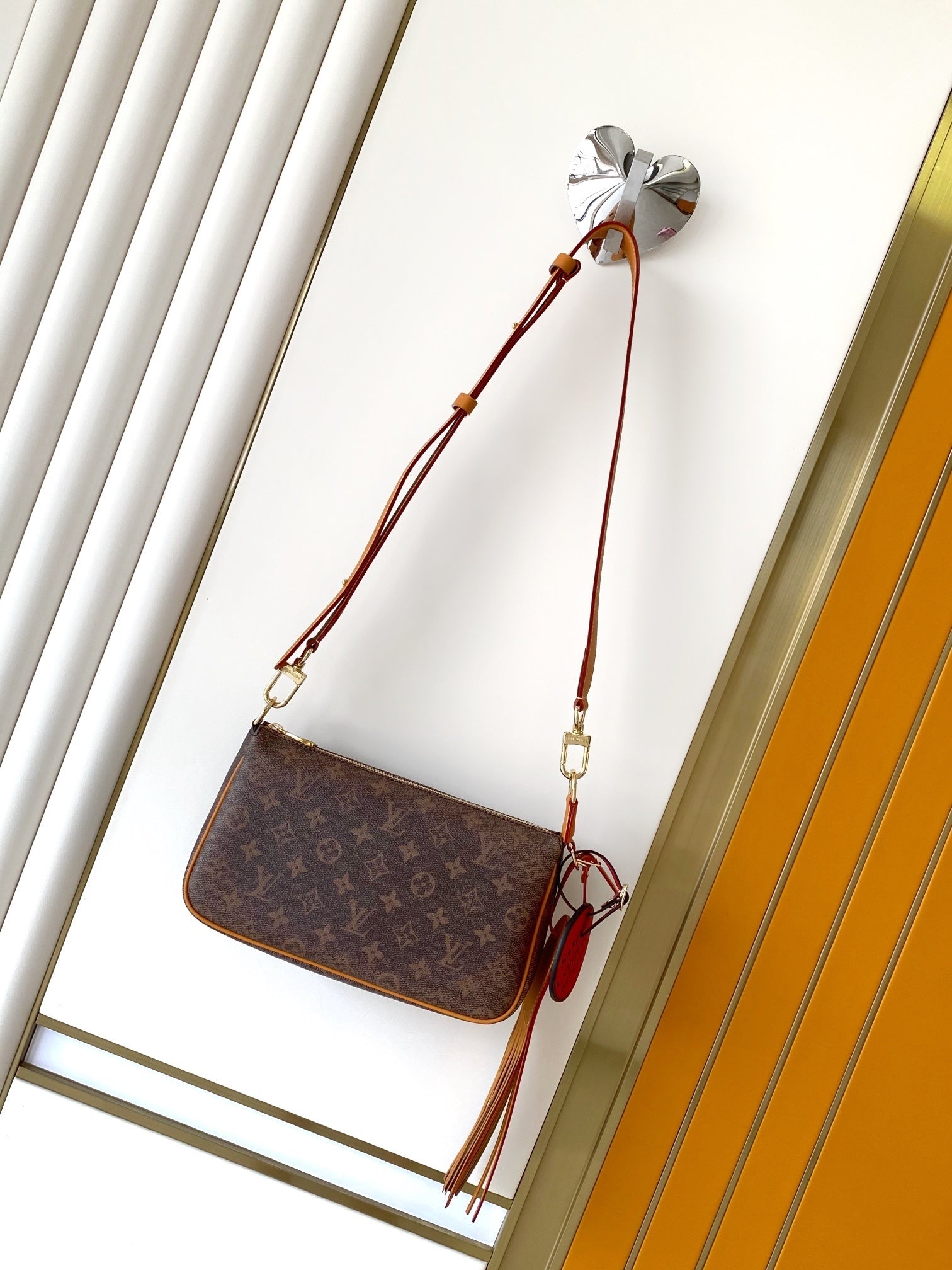 1:1 Replica LV crossbody bag