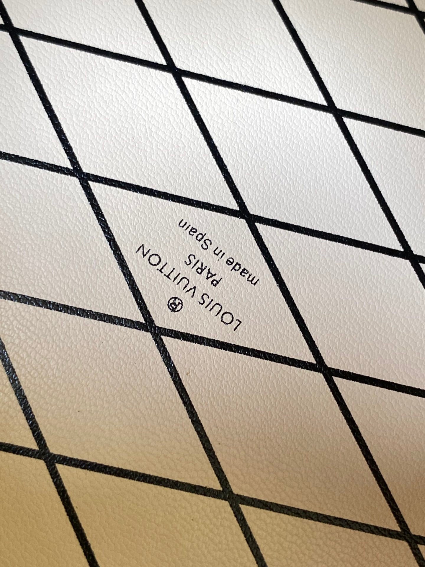 1:1 Replica LV Round pie crossbody bag
