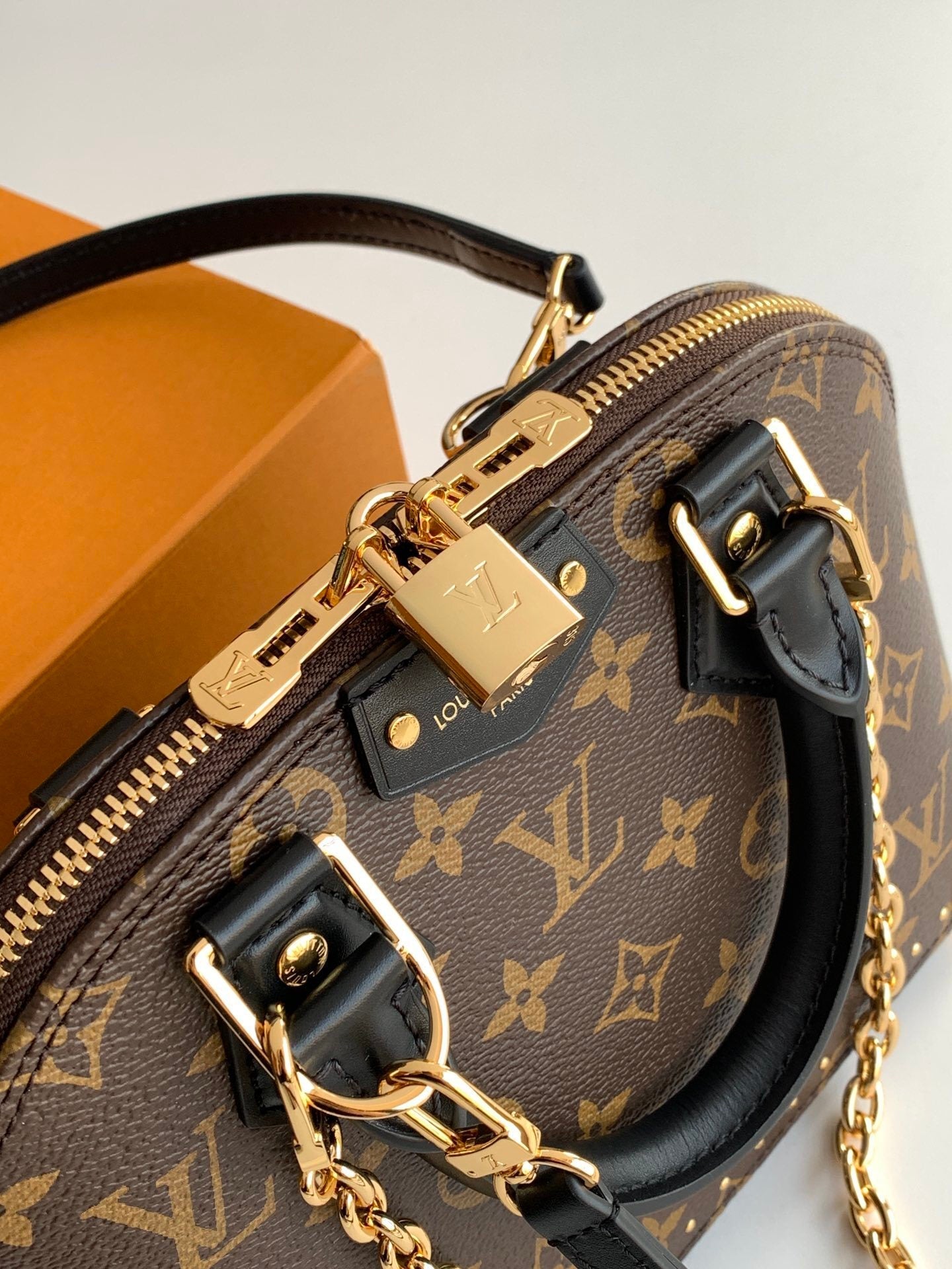 1:1 Replica LV Shell Bag