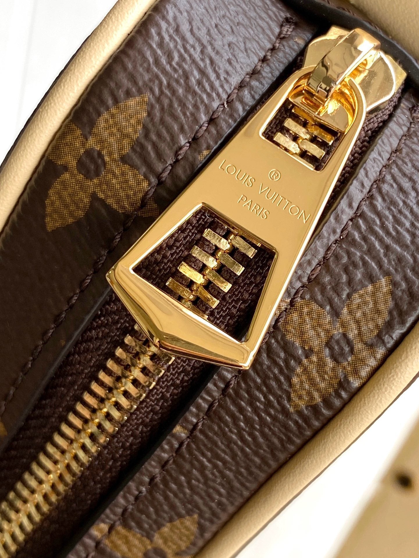 1:1 Replica LV armpit bag