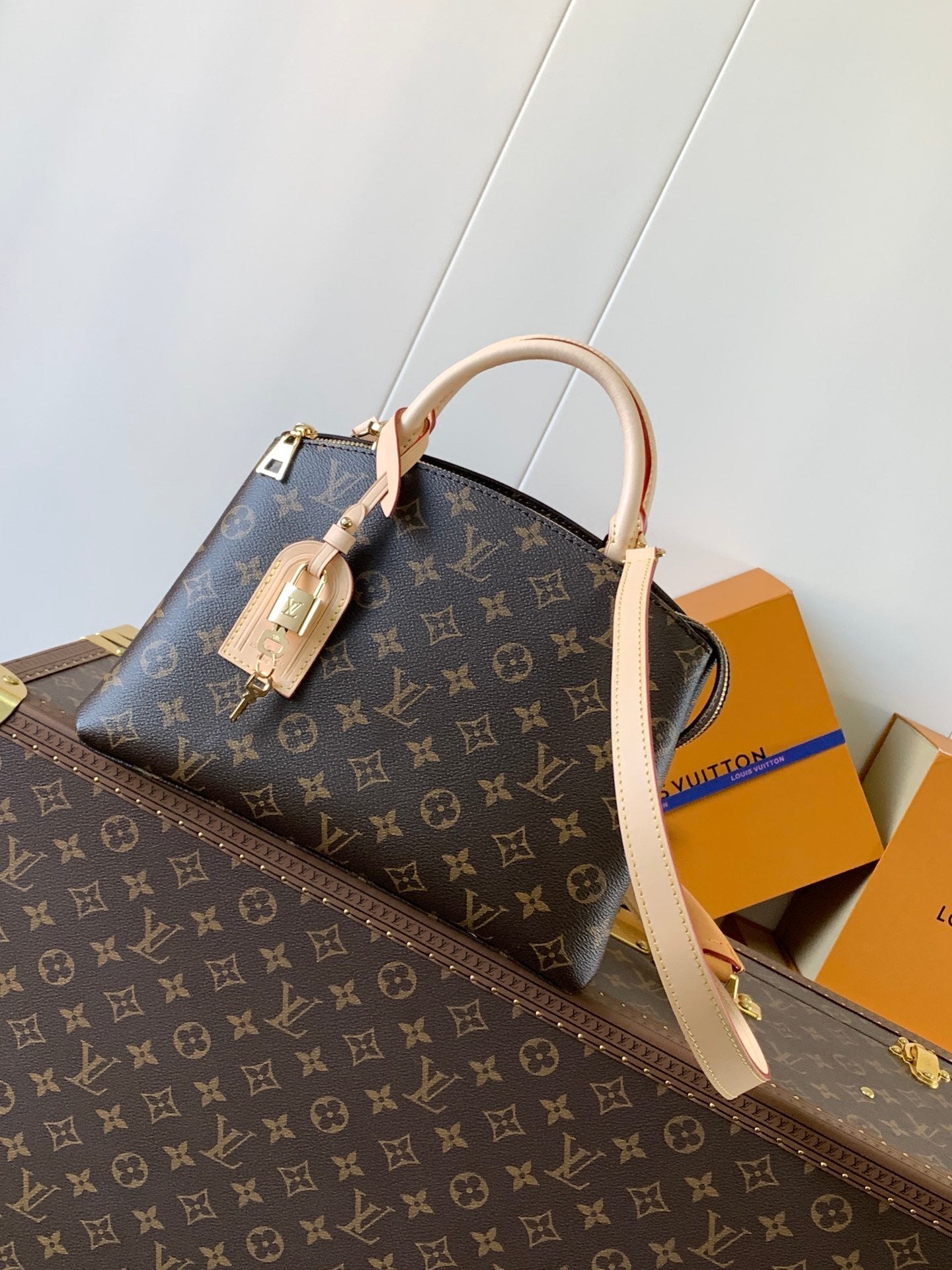 1:1 Replica LV Handbag