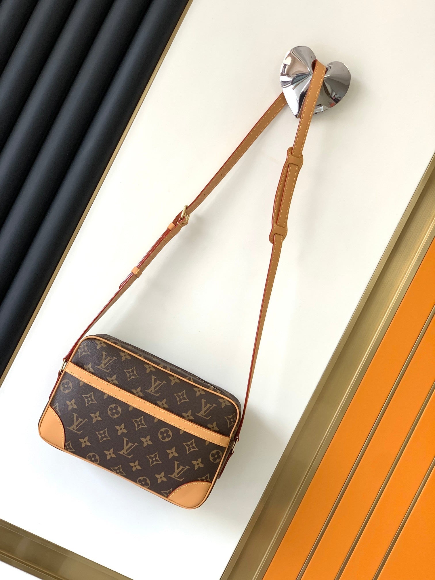 1:1 Replica LV crossbody bag