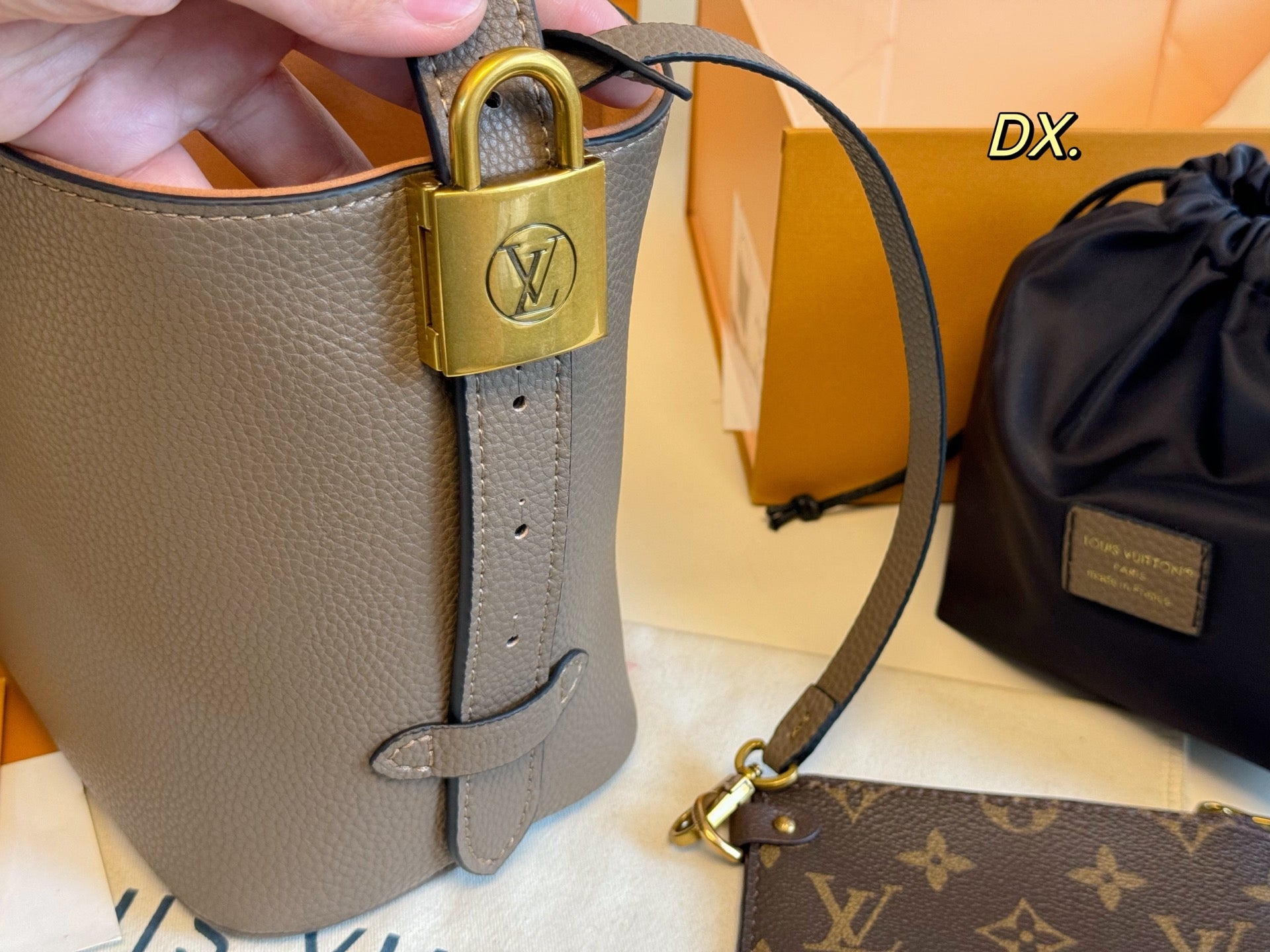 LV 25Allin bb bucket bag