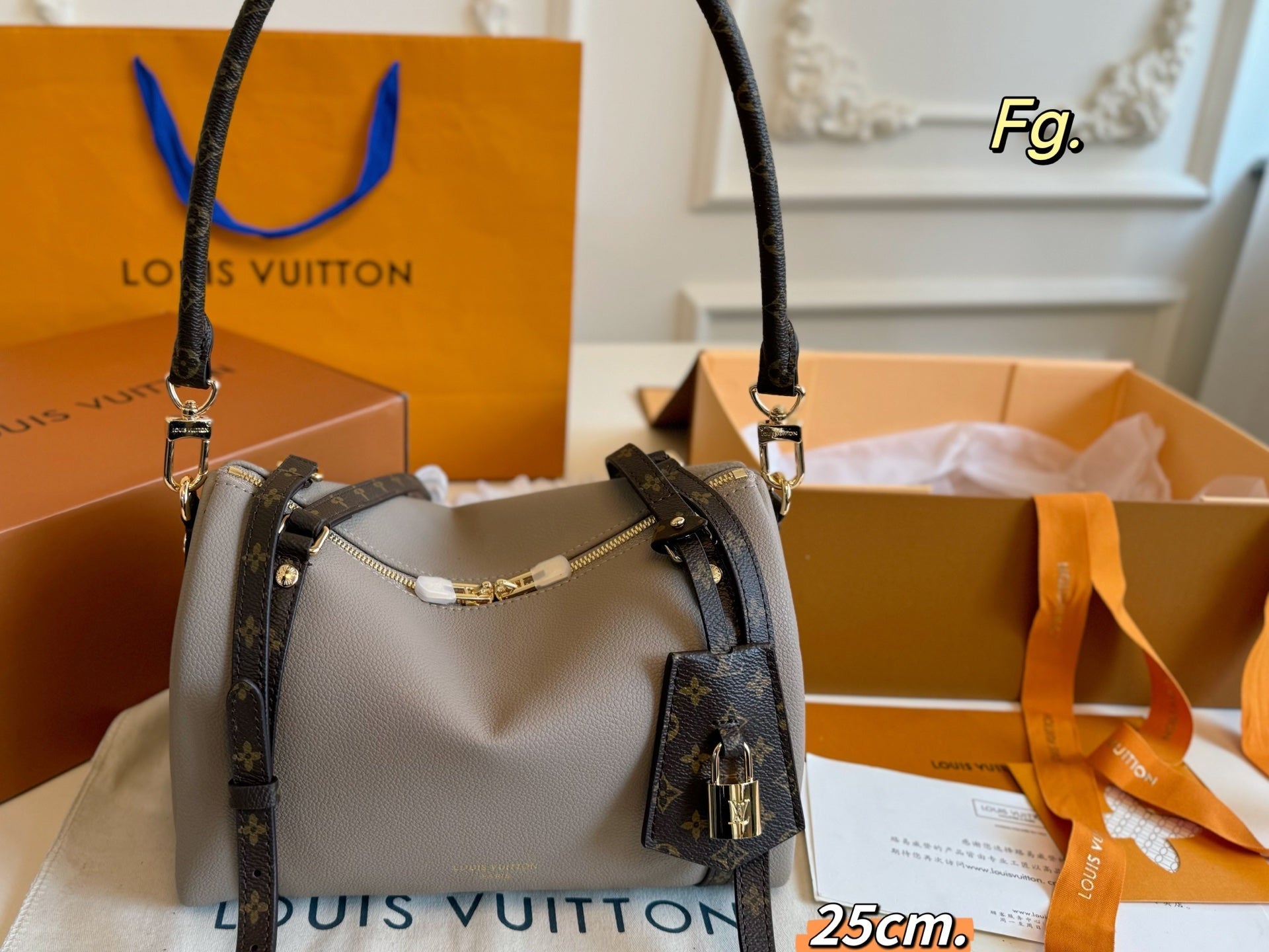 LV 25fw express pillow bag