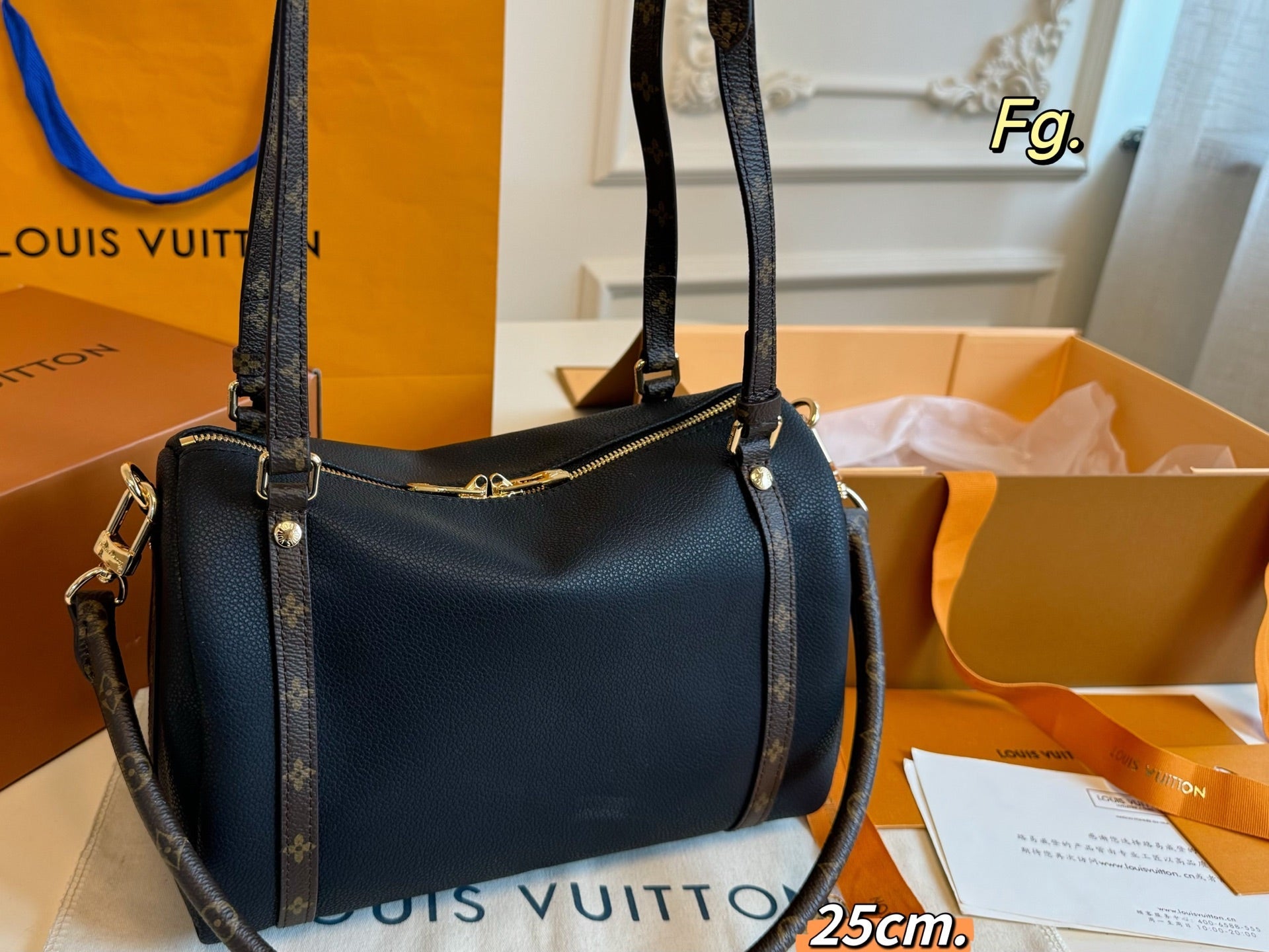 LV 25fw express pillow bag