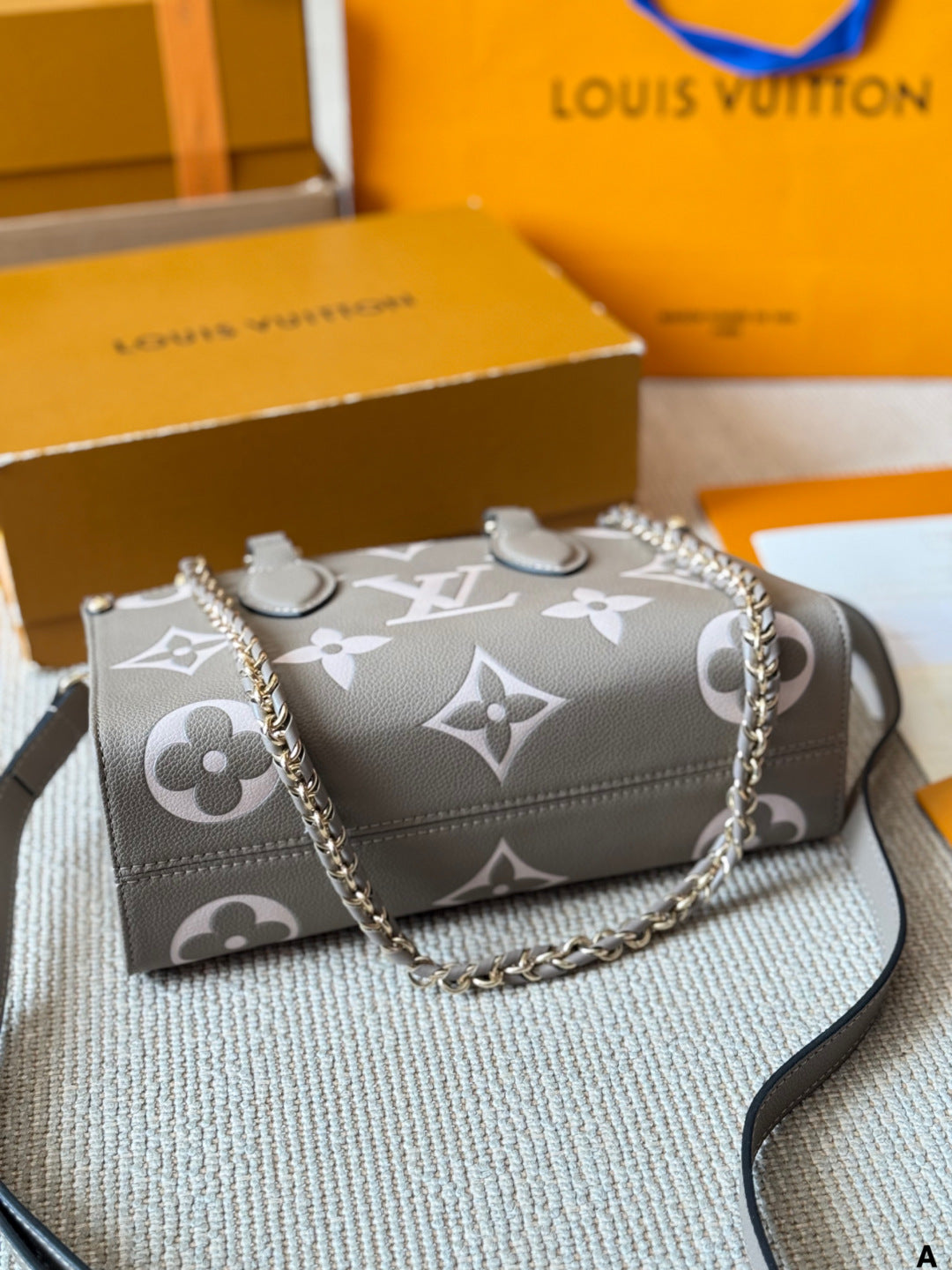 LV On The Go Horizontal Vintage-patterned Bag