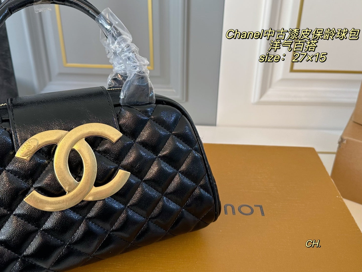 CHANEL Vintage patent leather bowling bag