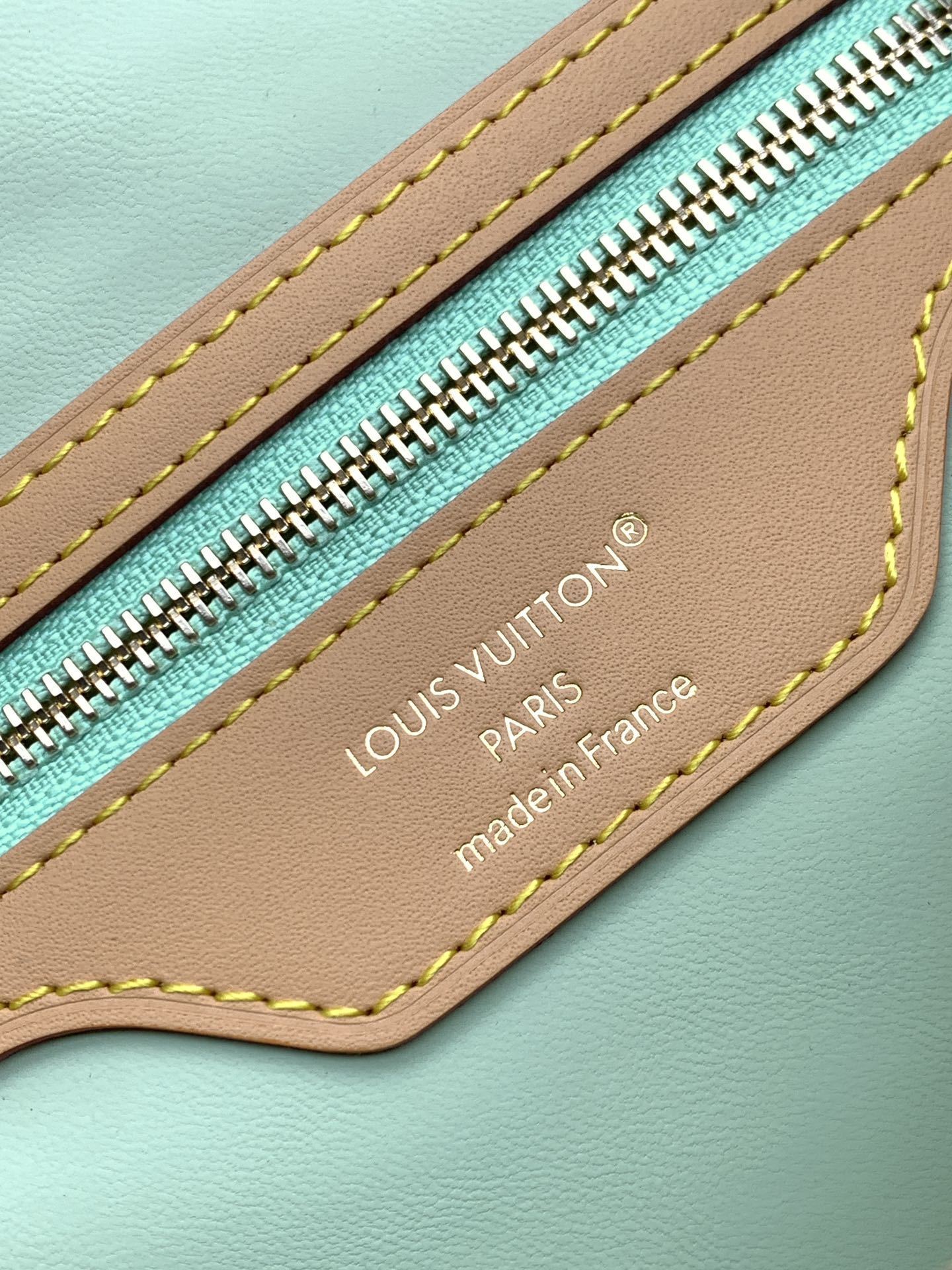 1:1 Replica LV pillow bag