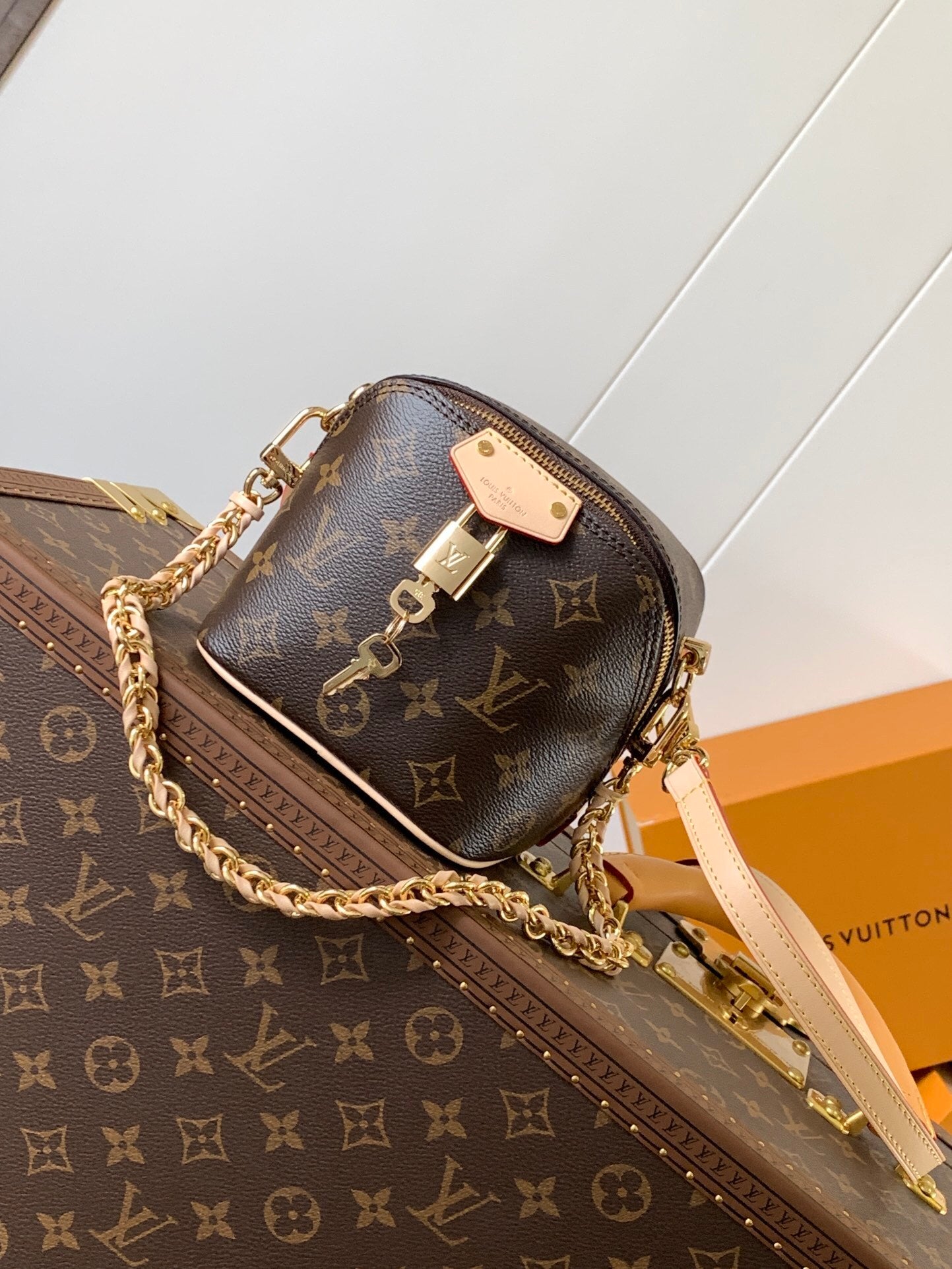 1:1 Replica LV crossbody bag
