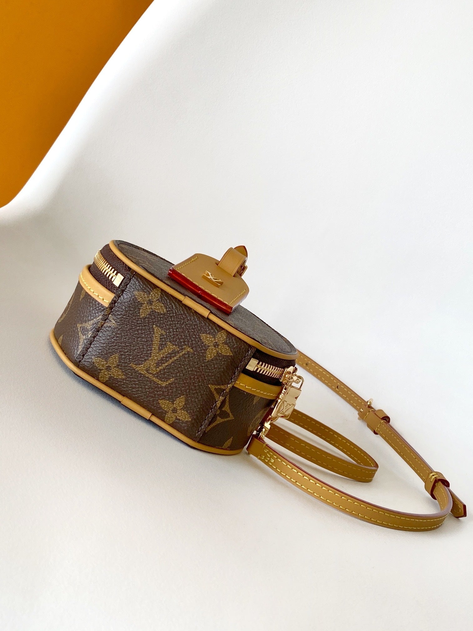 1:1 Replica LV Round pie crossbody bag
