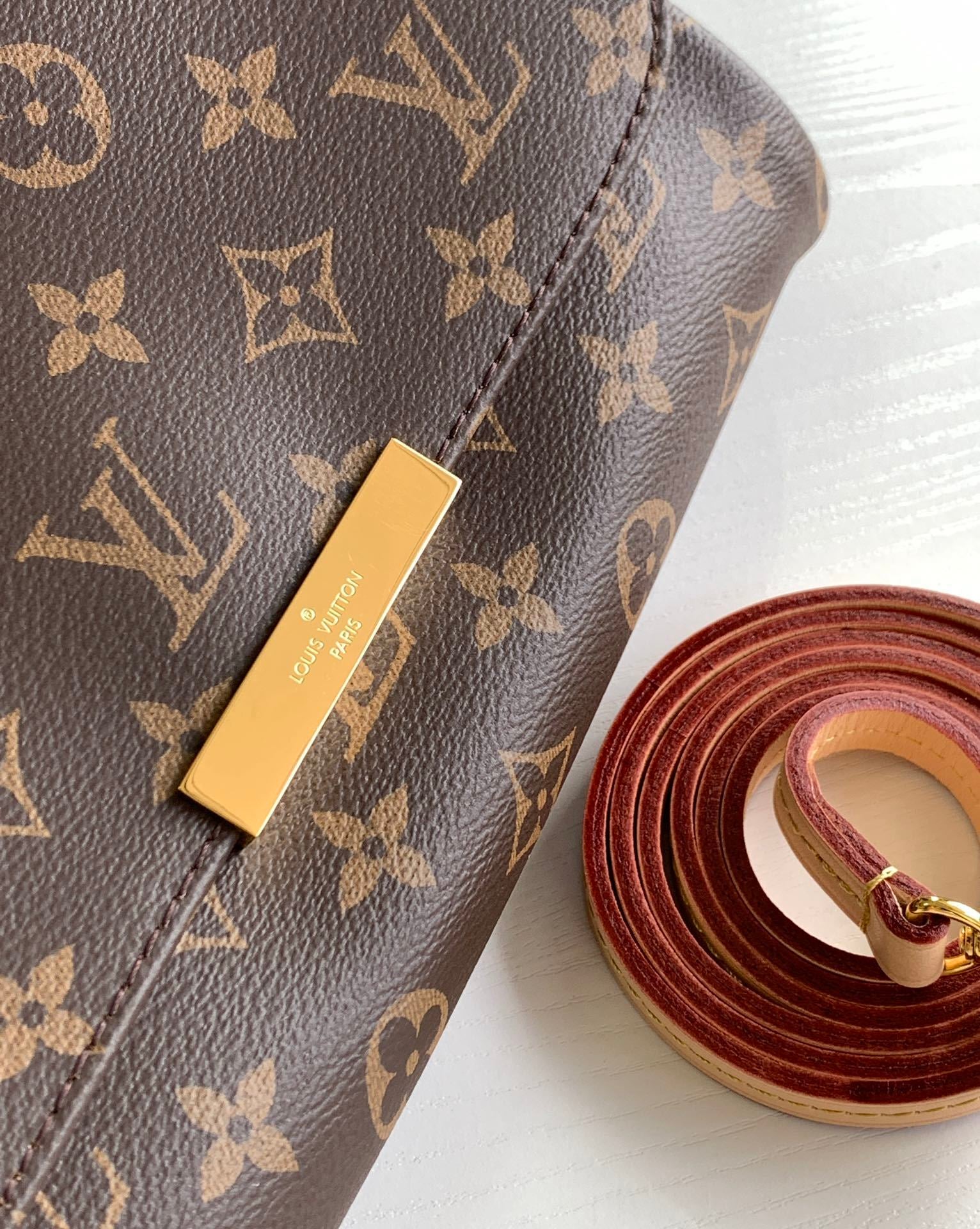1:1 Replica LV crossbody bag
