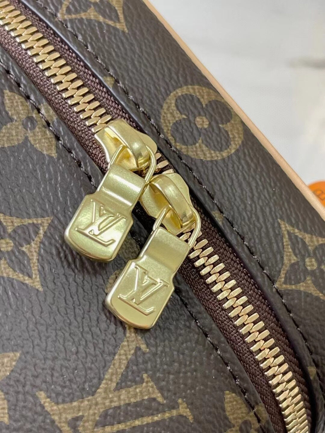 1:1 Replica LV handbag