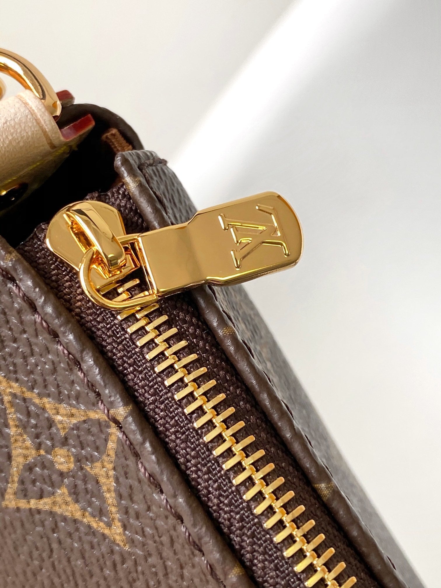 1:1 Replica LV crossbody bag