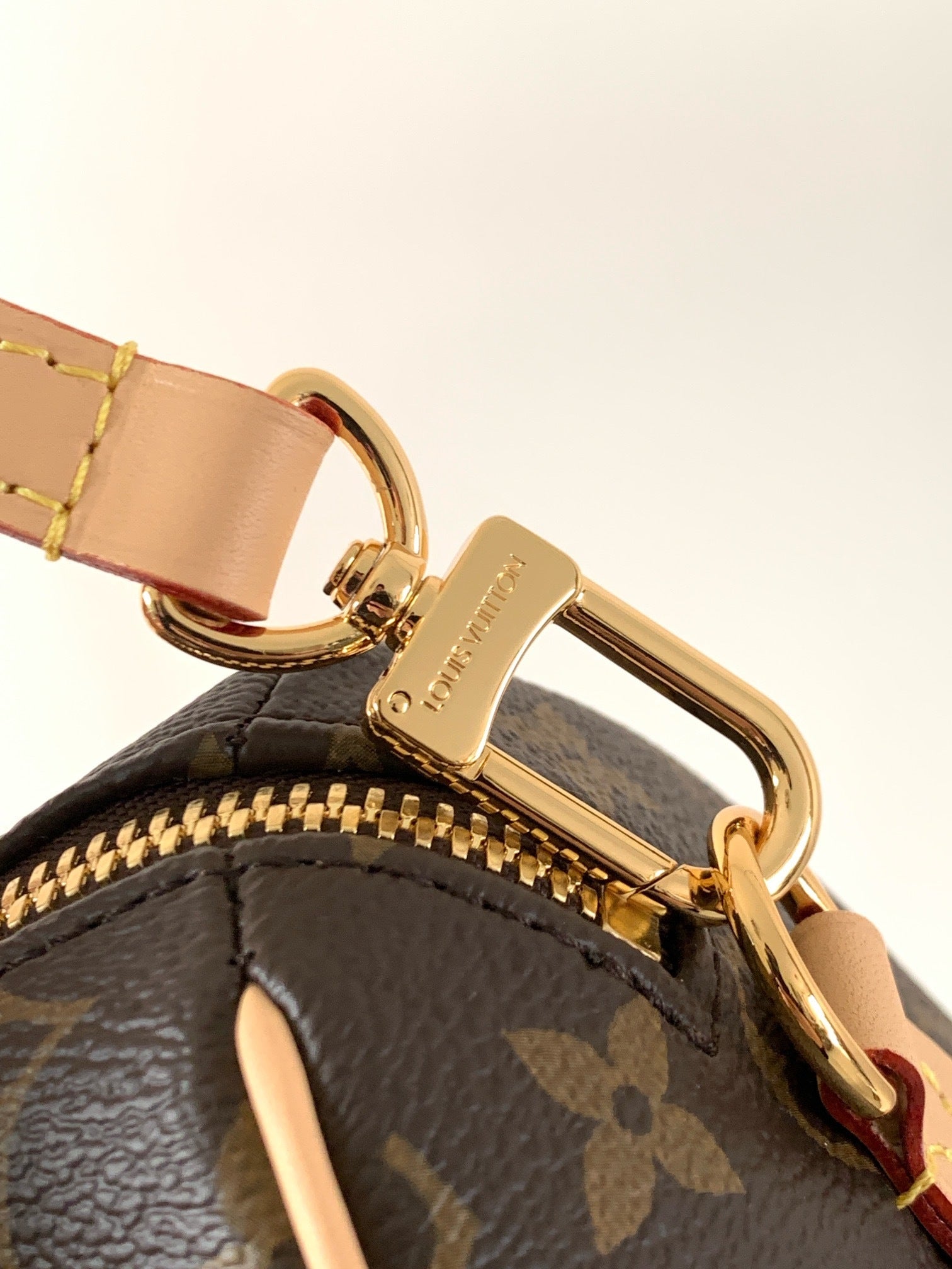 1:1 Replica LV Pillow Bag