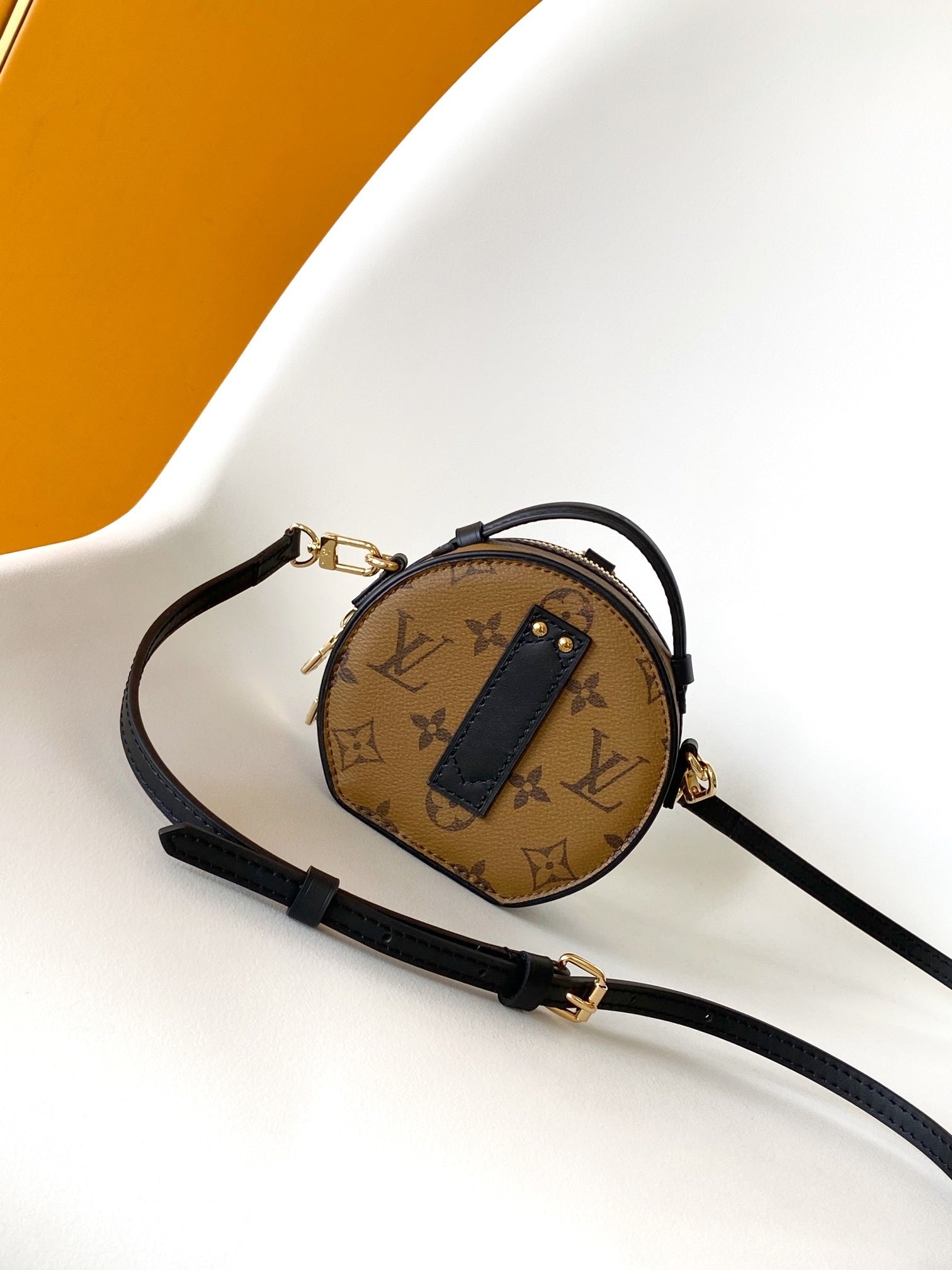 1:1 Replica LV Round pie crossbody bag