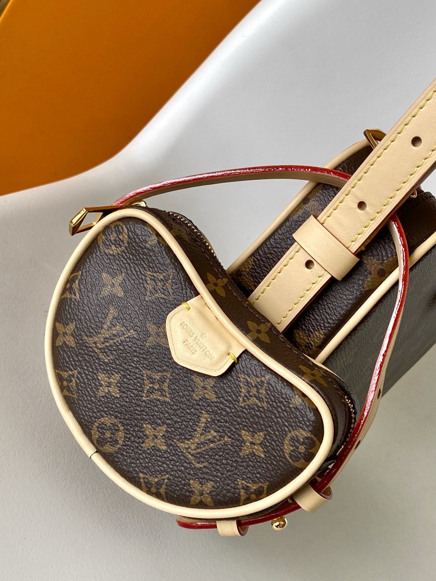 1:1 Replica LV armpit bag