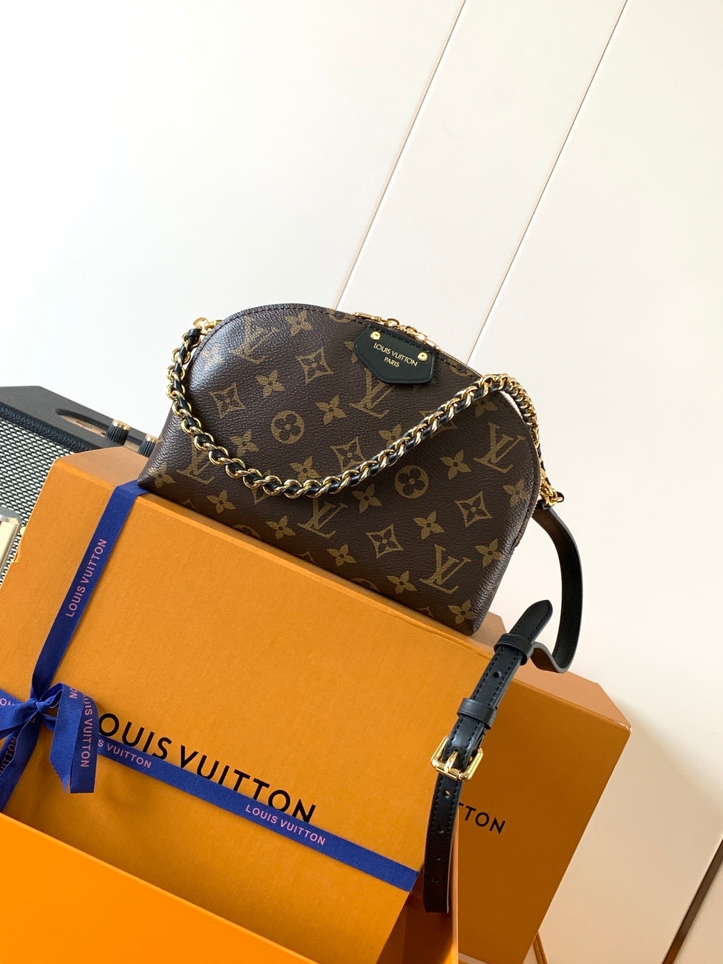 1:1 Replica LV chain bag