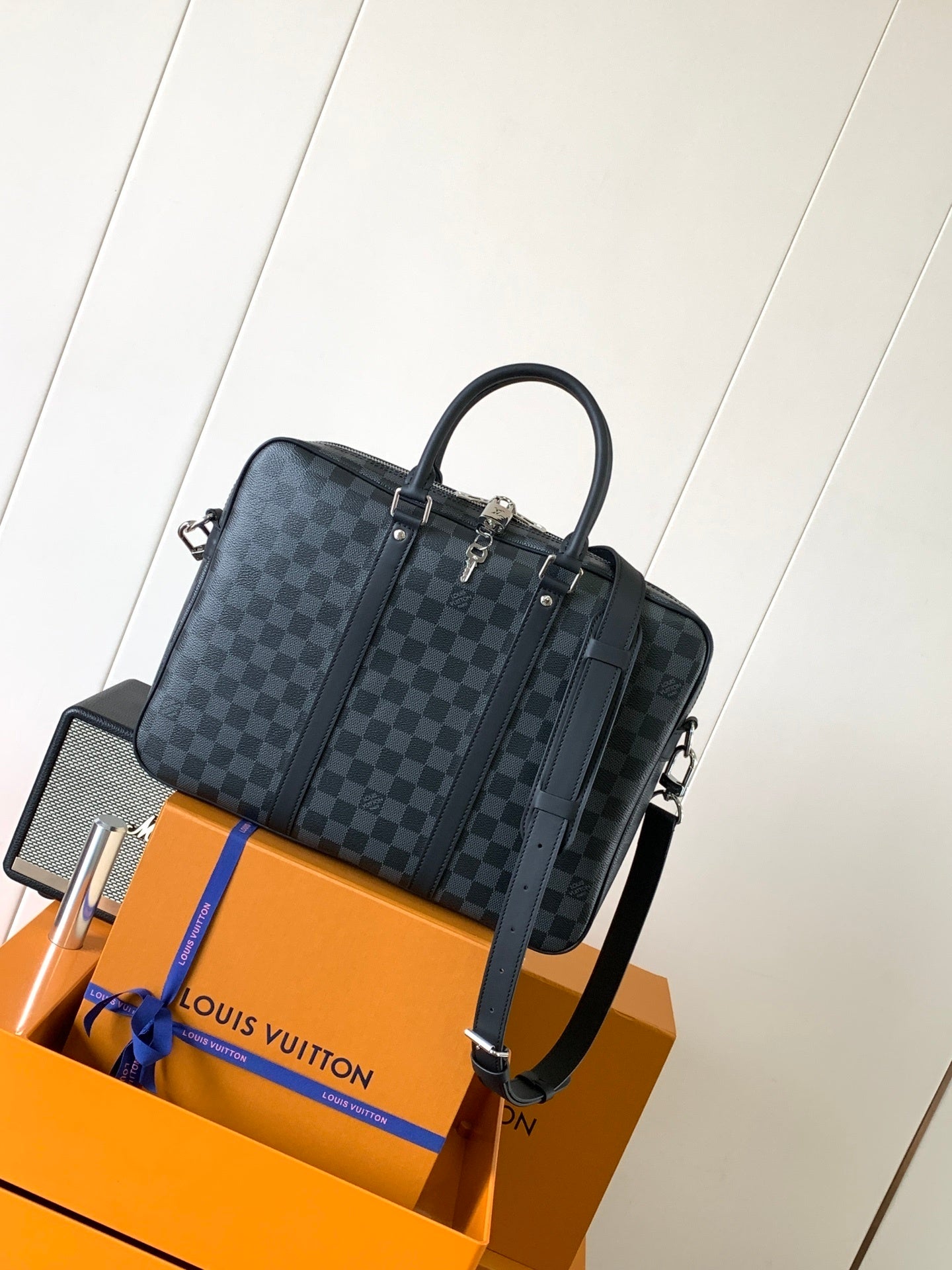 1:1 Replica LV handbag