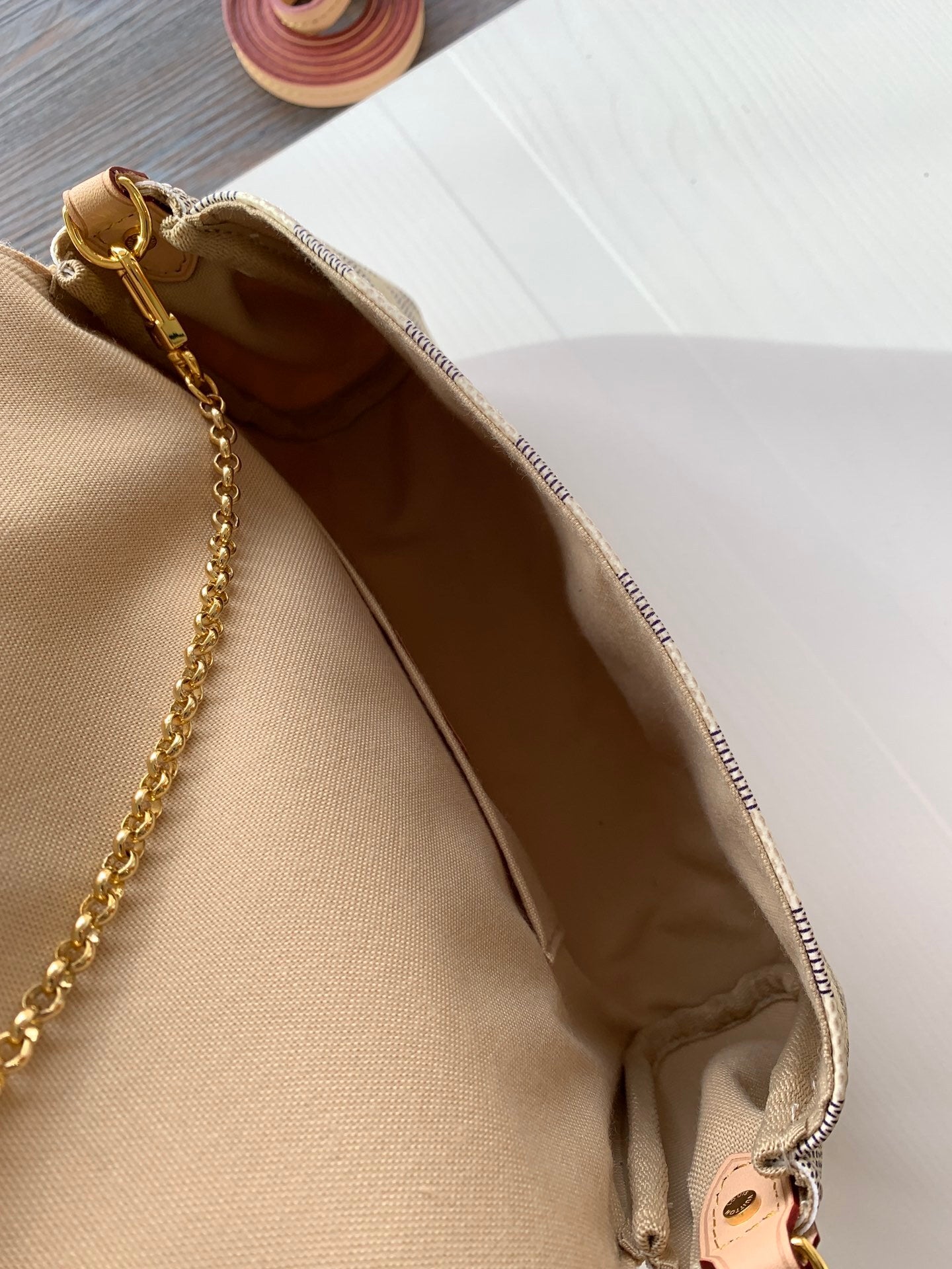 1:1 Replica LV crossbody bag