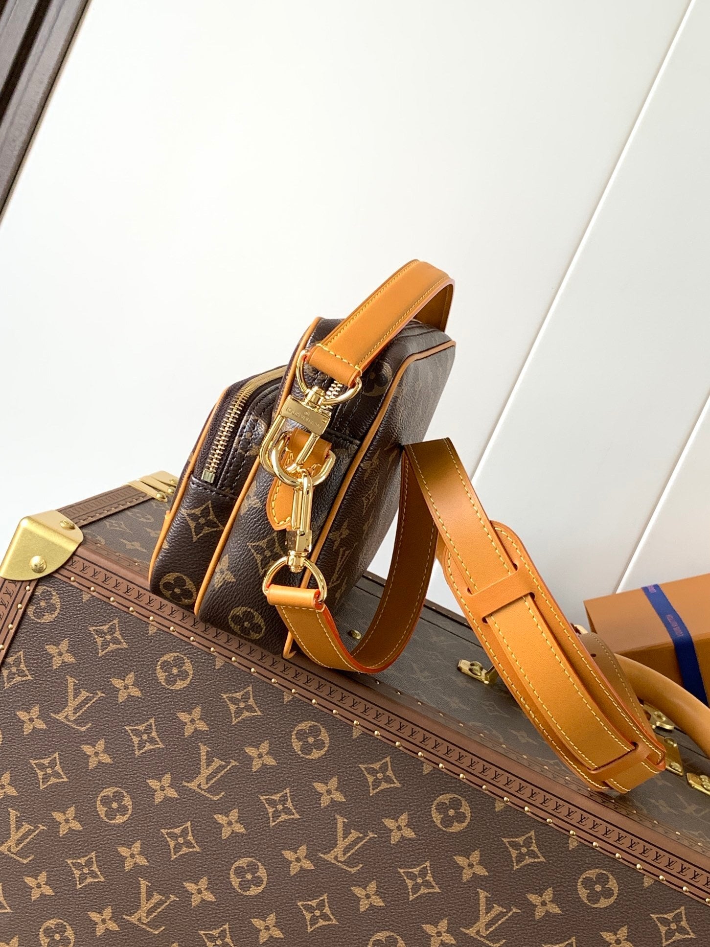 1:1 Replica LV crossbody handbag