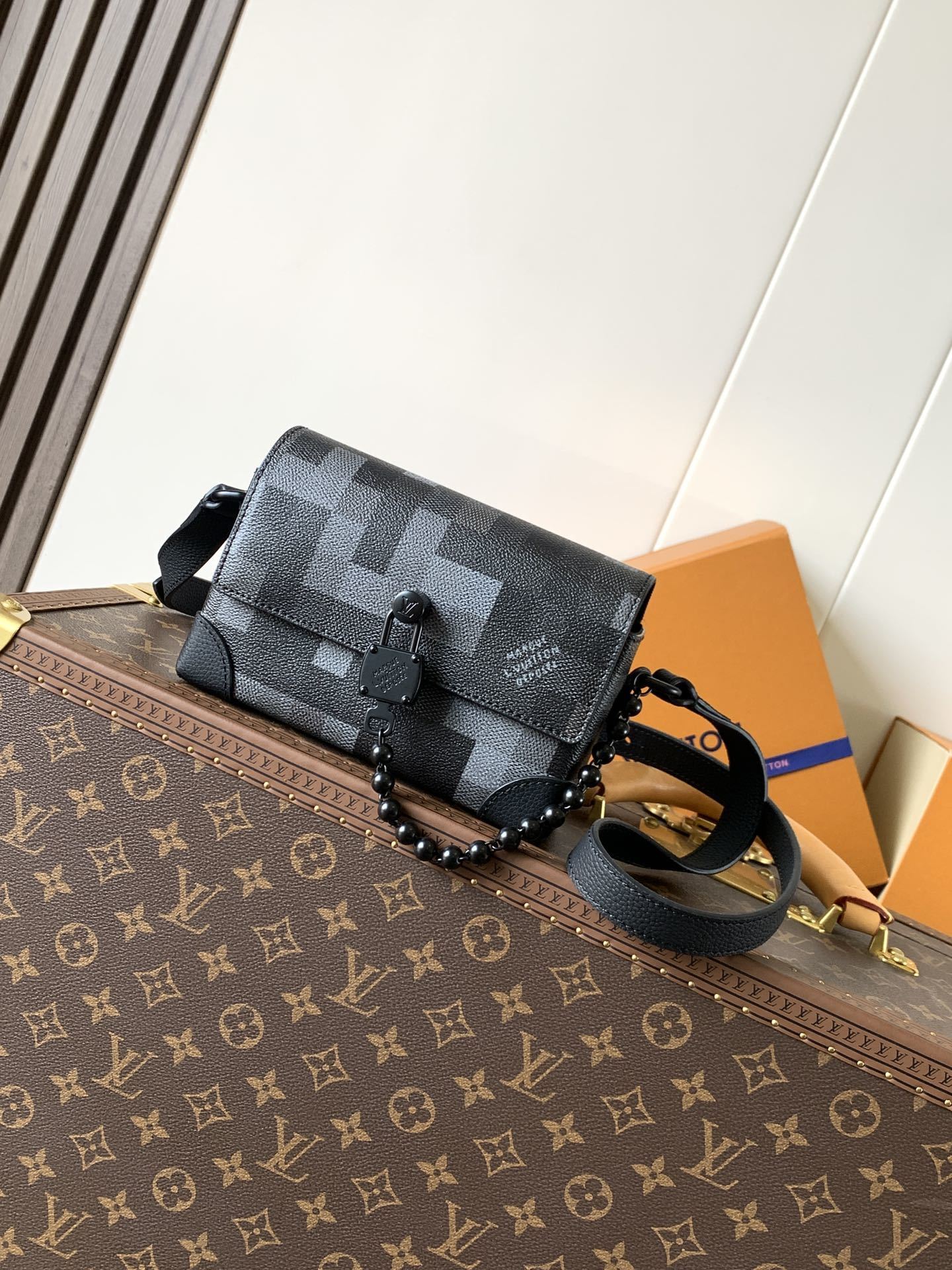 1:1 Replica LV flip-top box bag