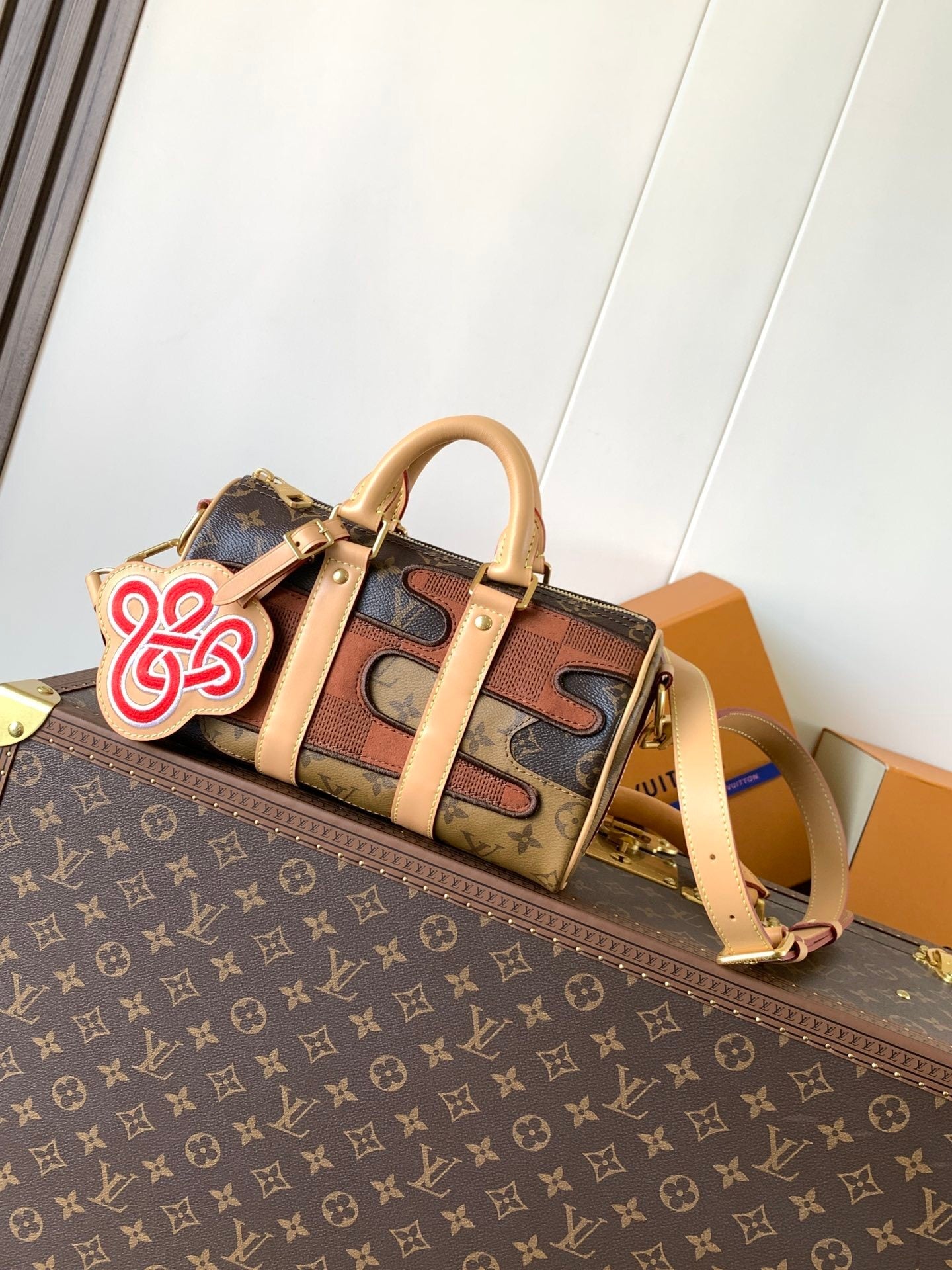 1:1 Replica LV pillow bag