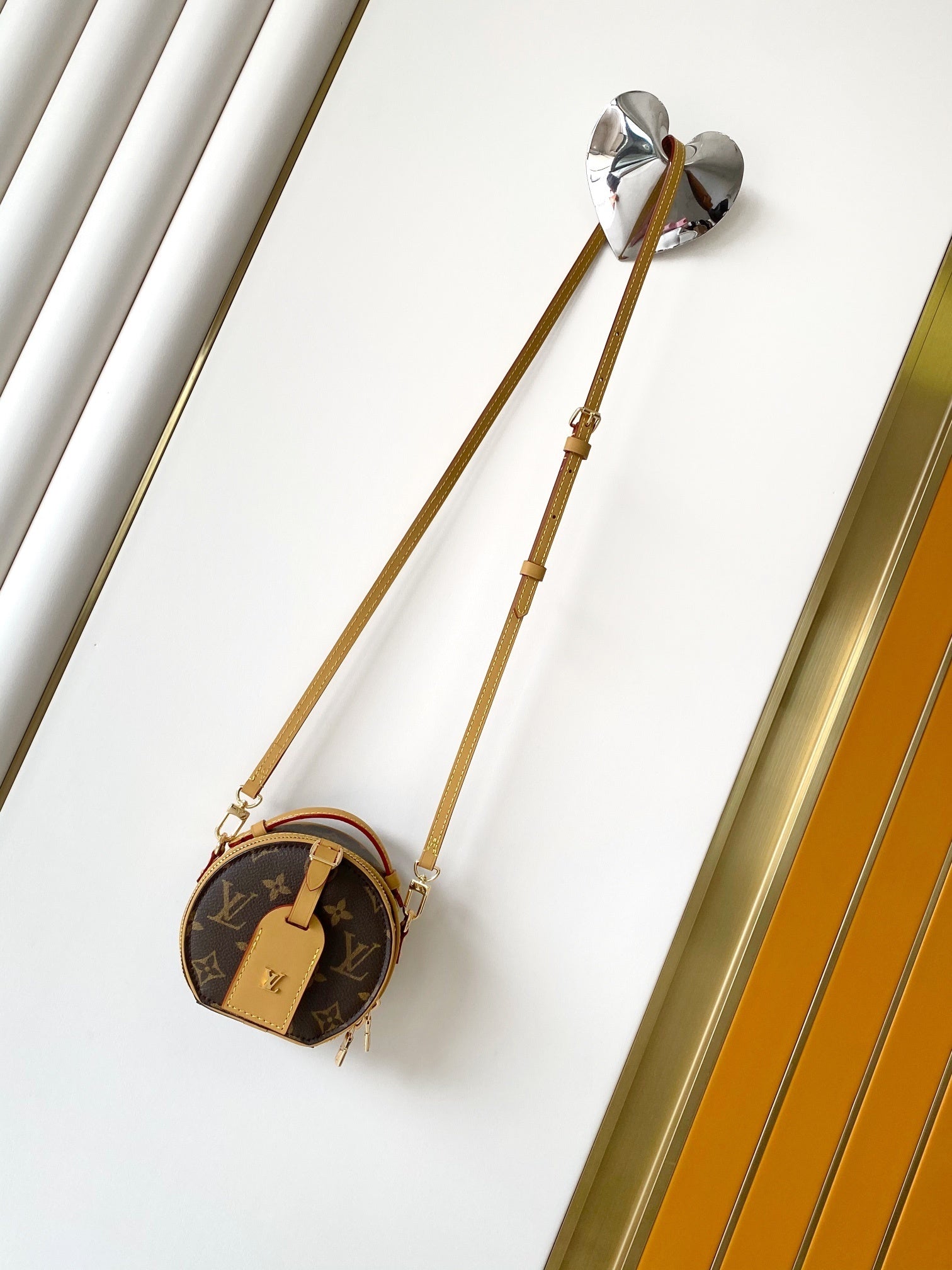 1:1 Replica LV Round pie crossbody bag