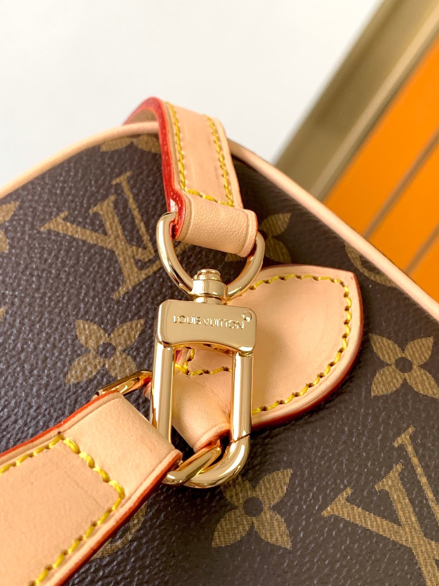 1:1 Replica LV handbag