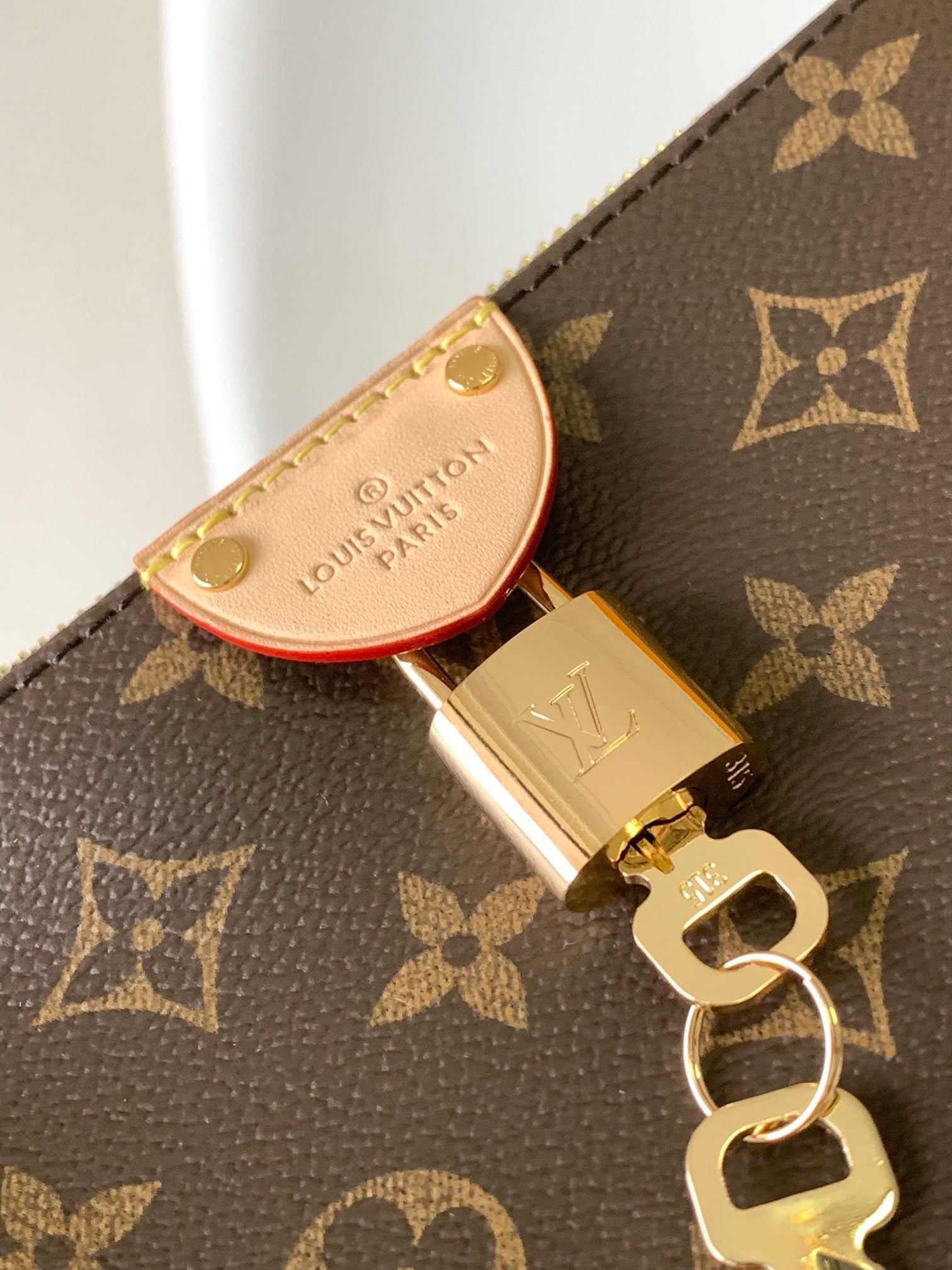 1:1 Replica LV shoulder bag
