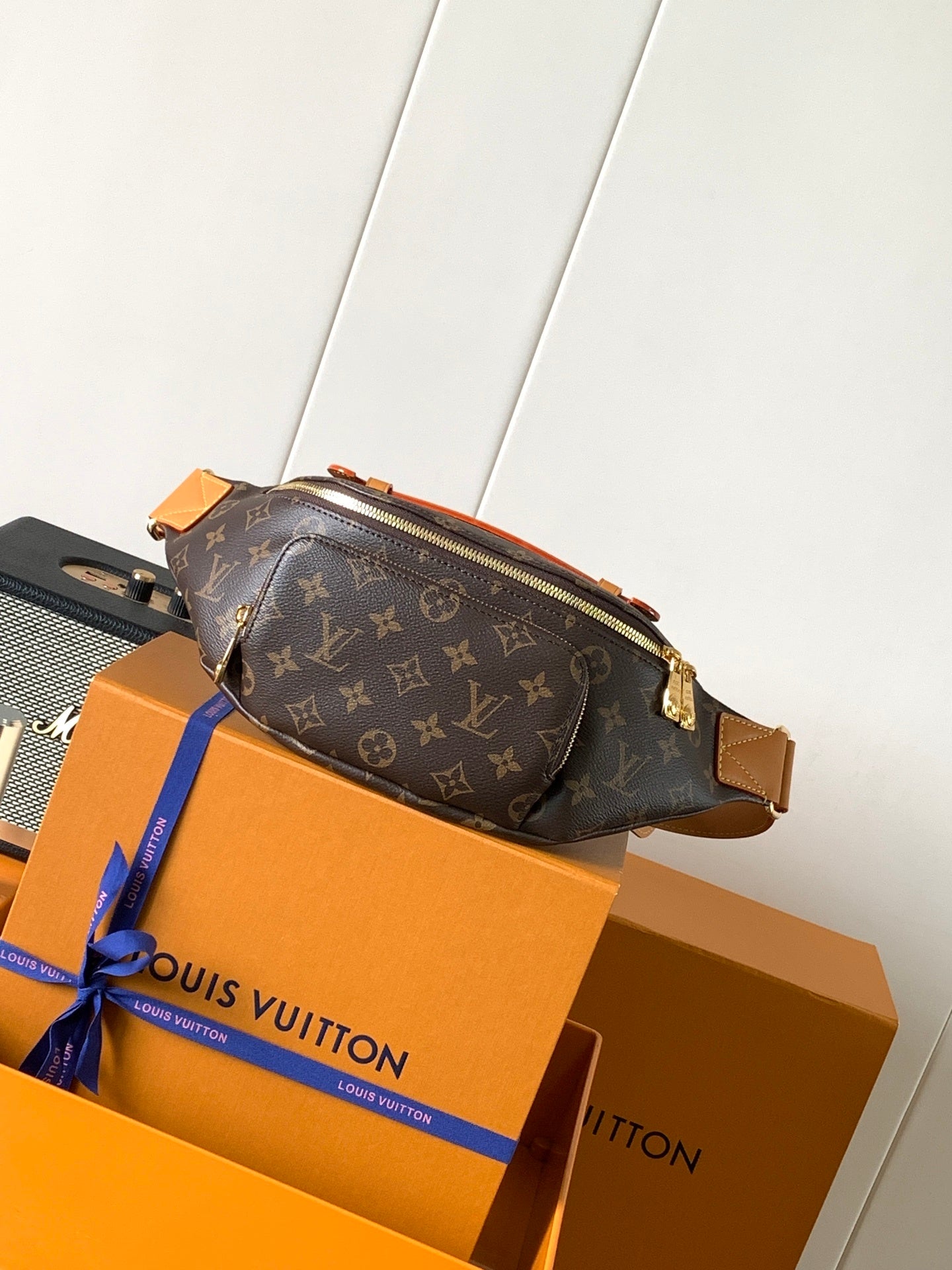 1:1 Replica LV chest bag