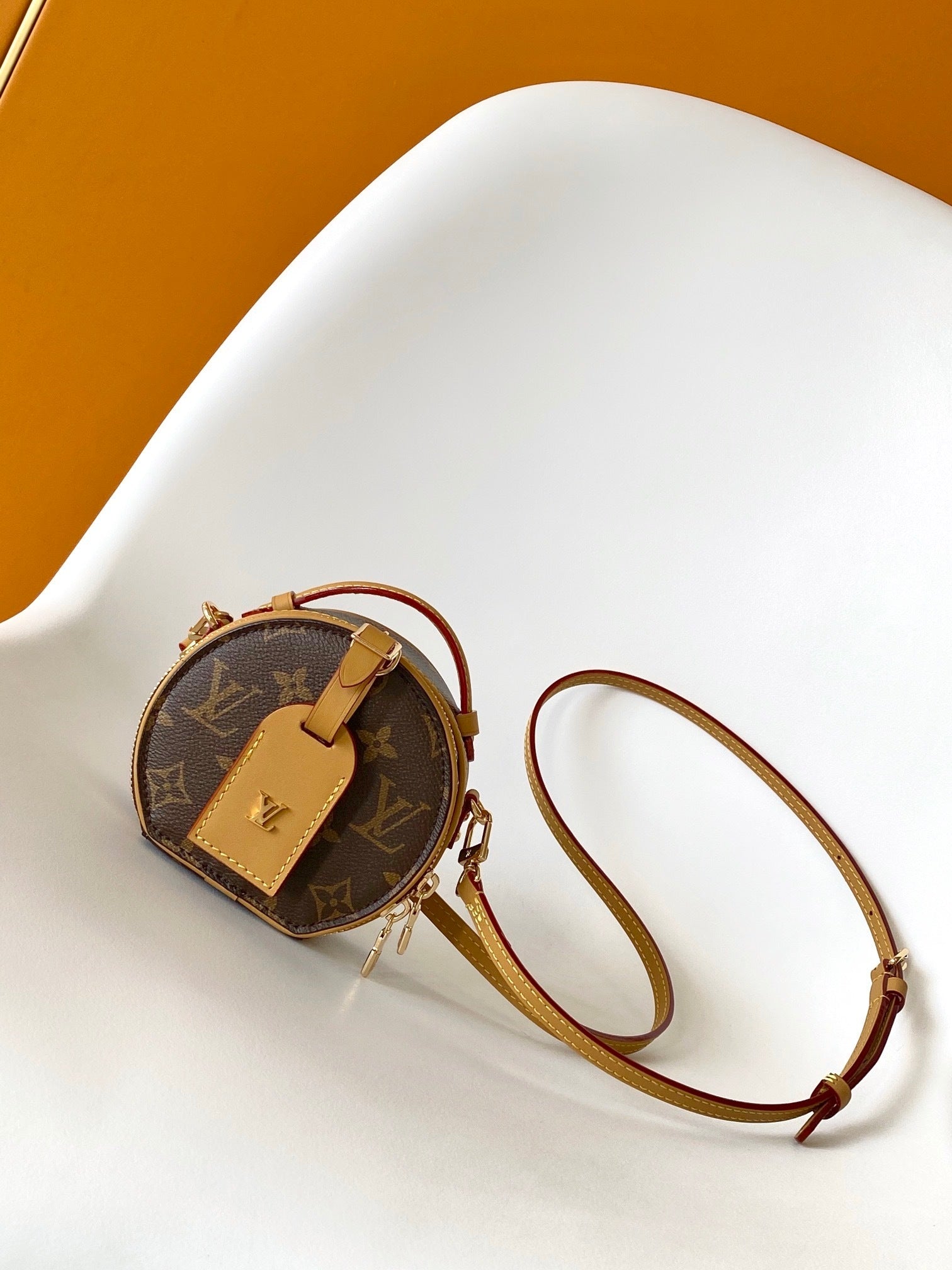 1:1 Replica LV Round pie crossbody bag