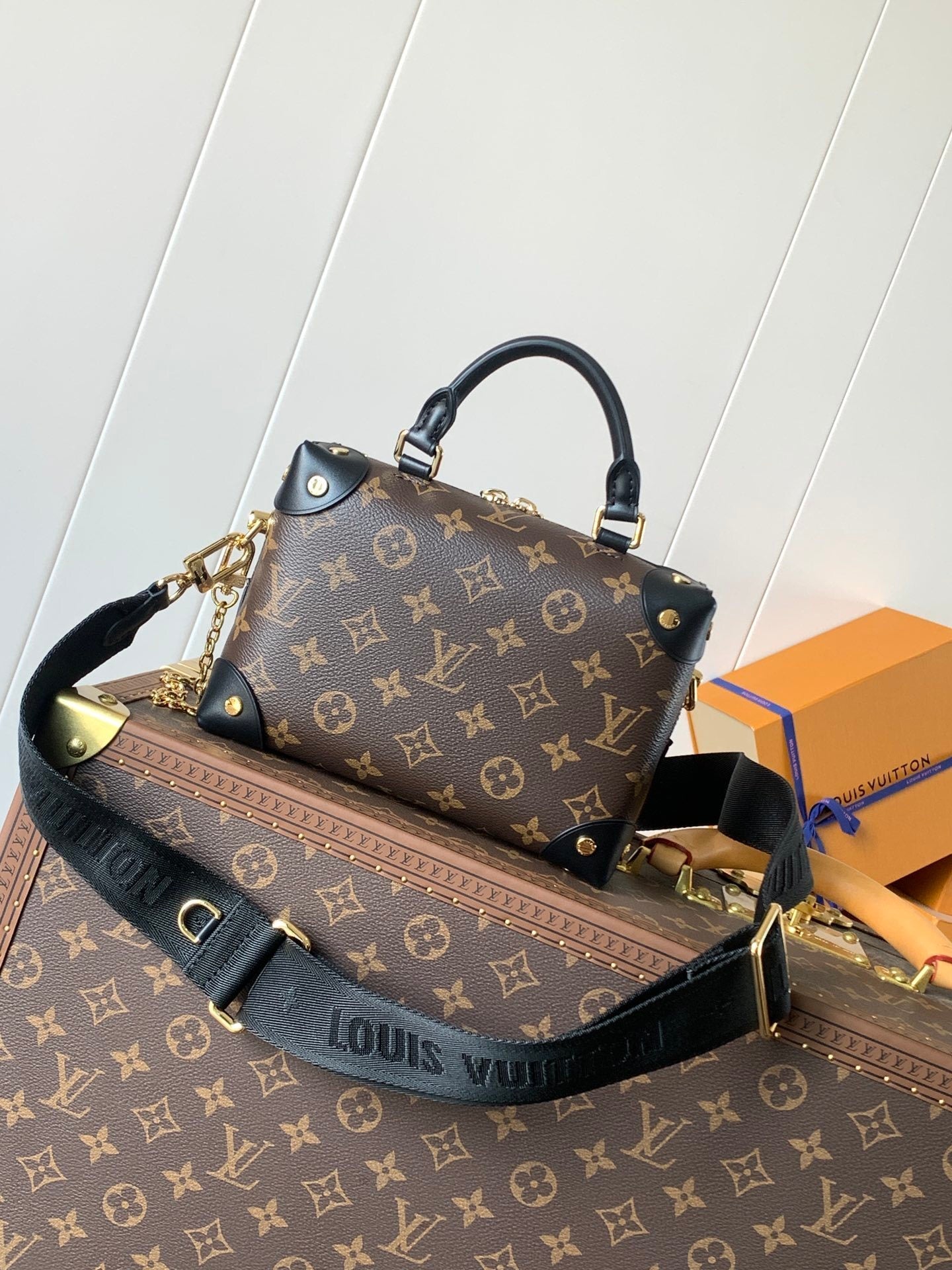 1:1 Replica LV chain crossbody bag