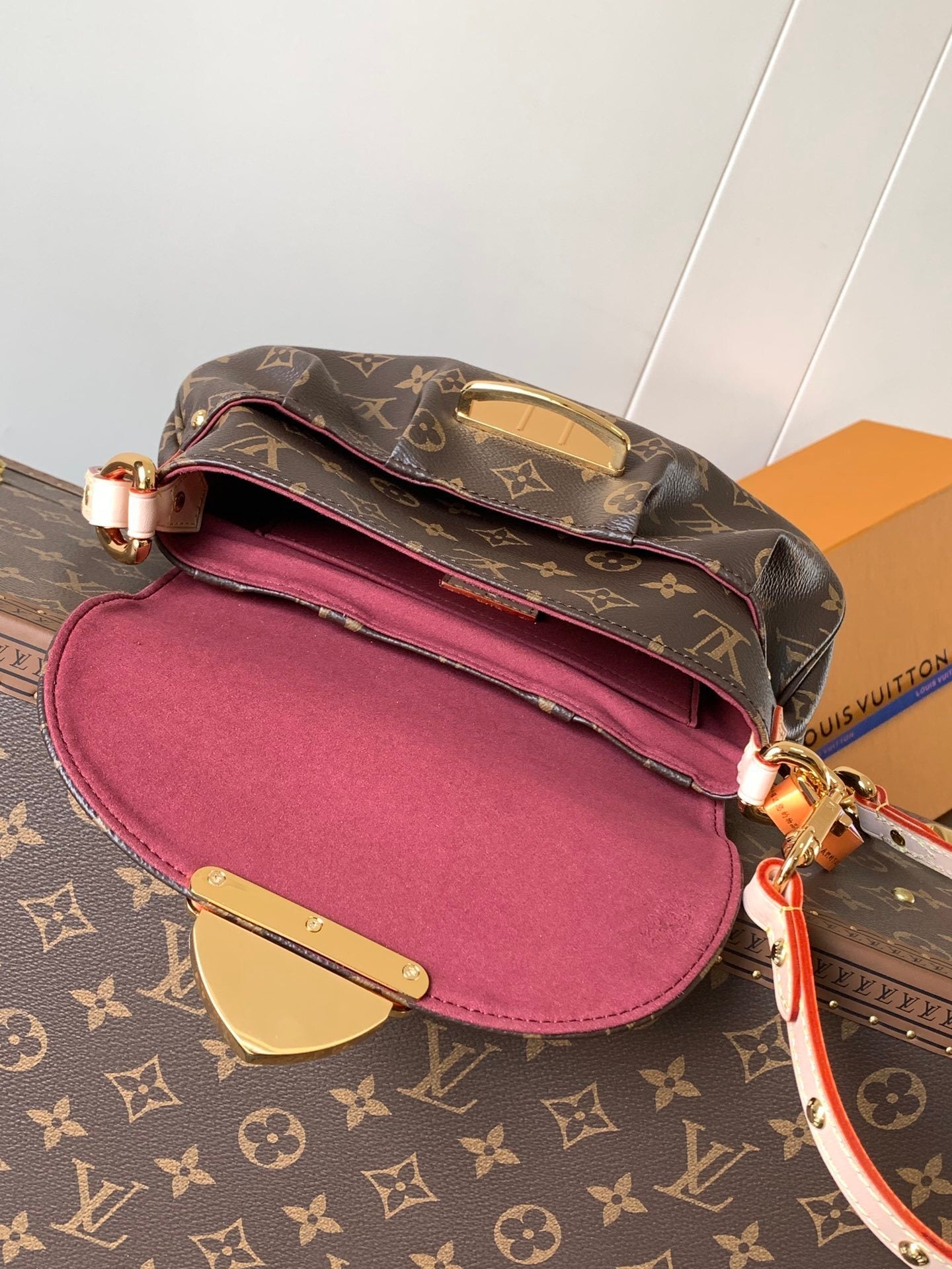 1:1 Replica LV crossbody bag