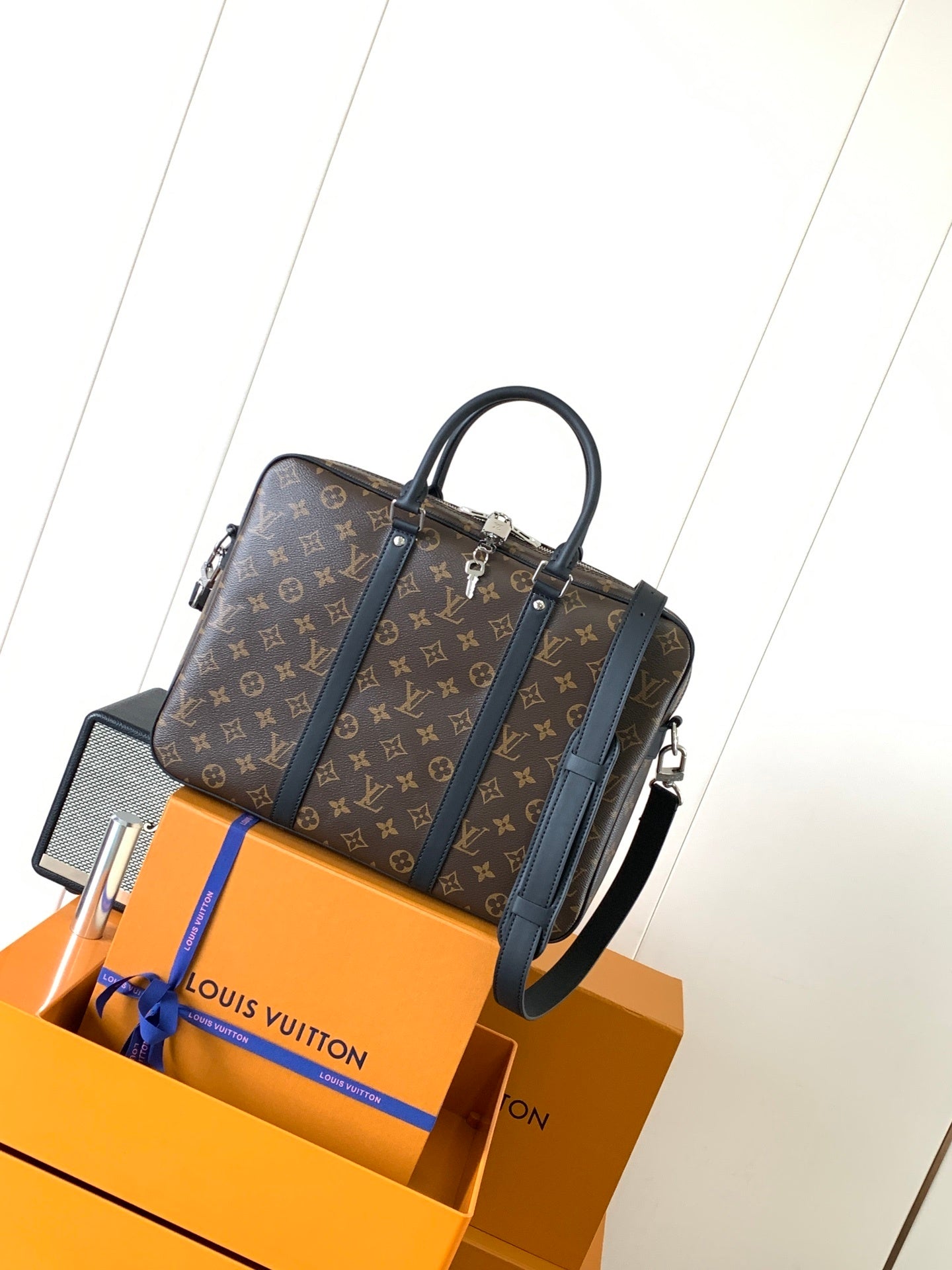 1:1 Replica LV handbag