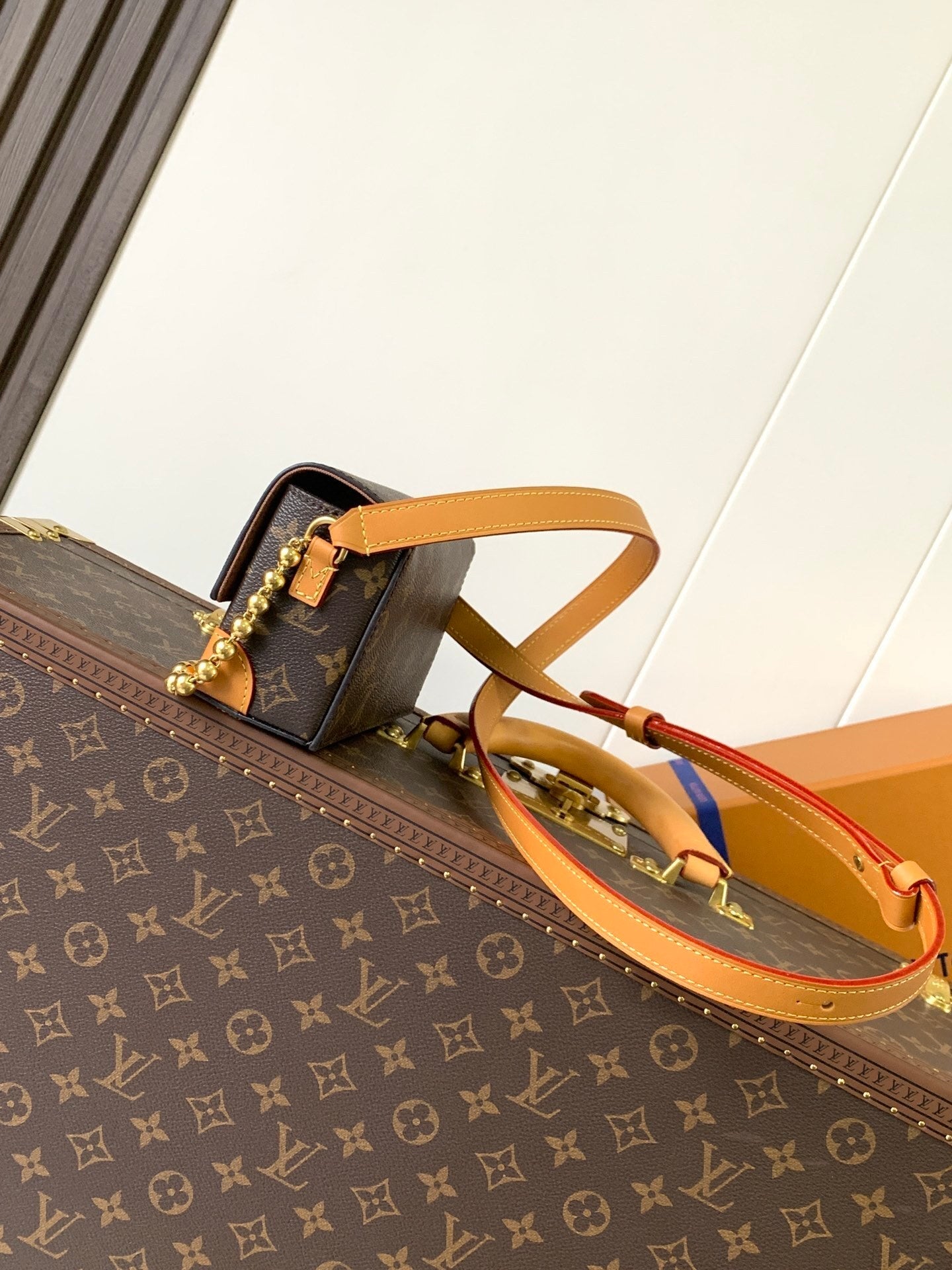 1:1 Replica LV flip-top box bag