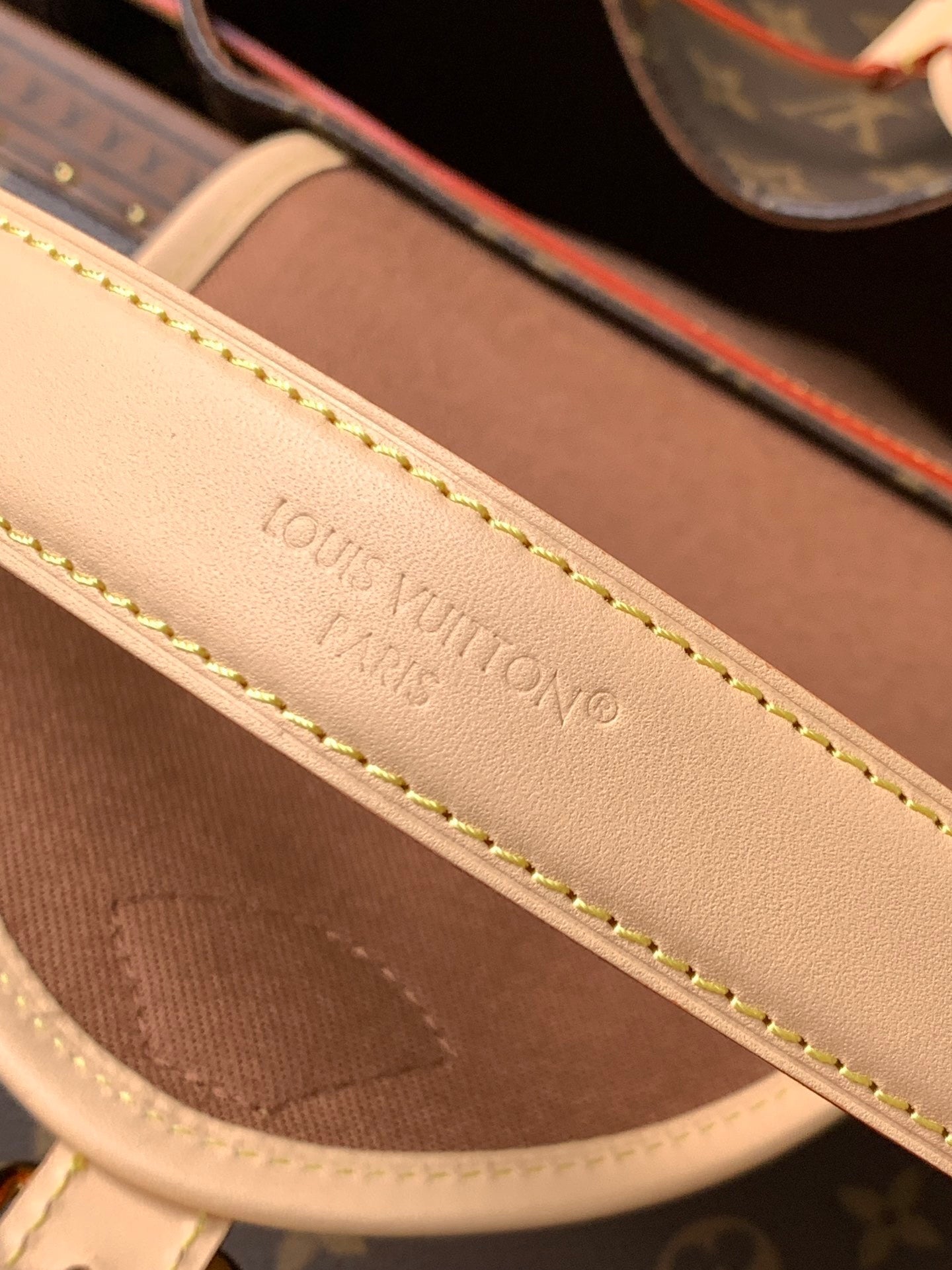 1:1 Replica LV flip-top handbag