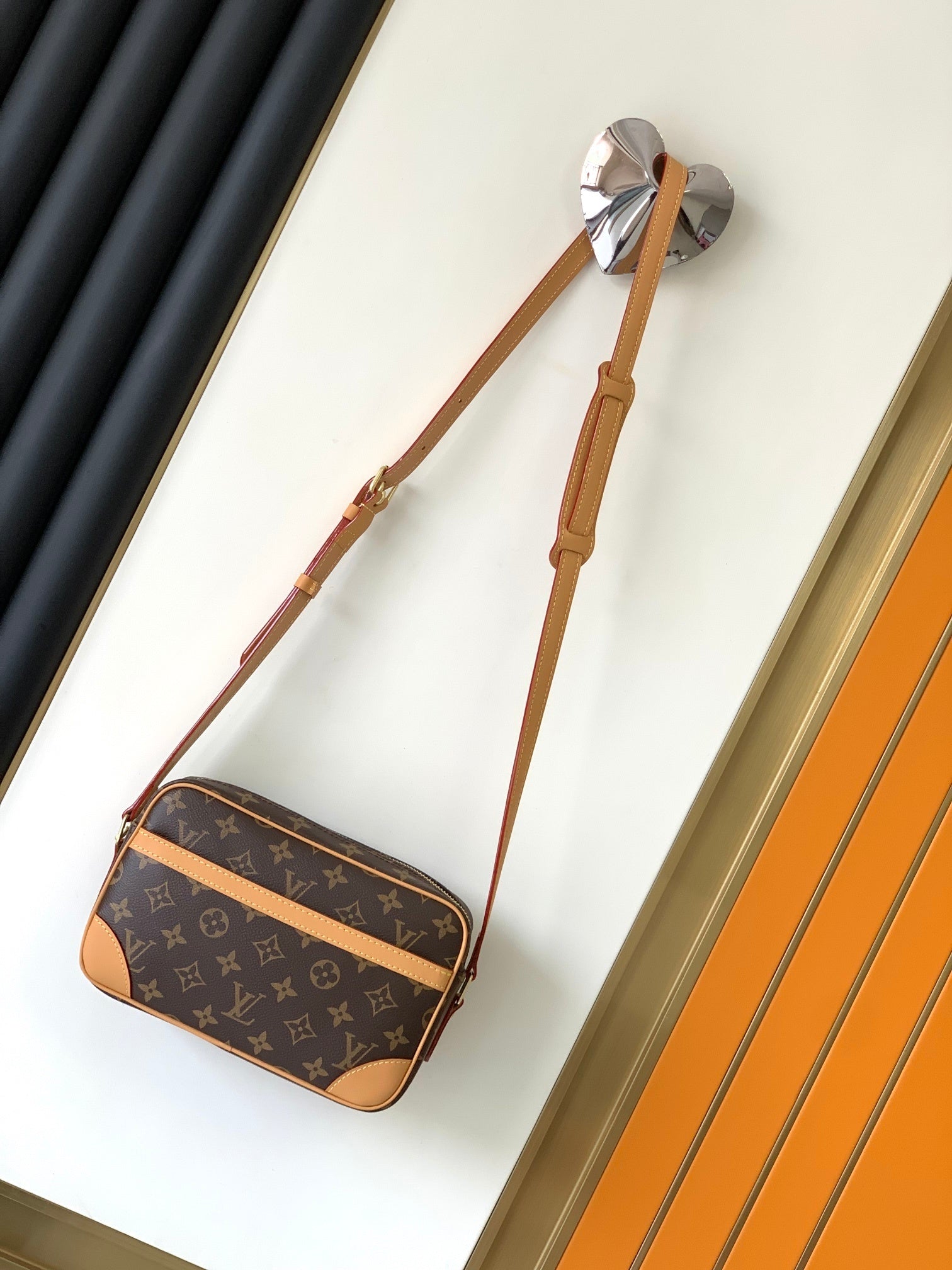 1:1 Replica LV crossbody bag
