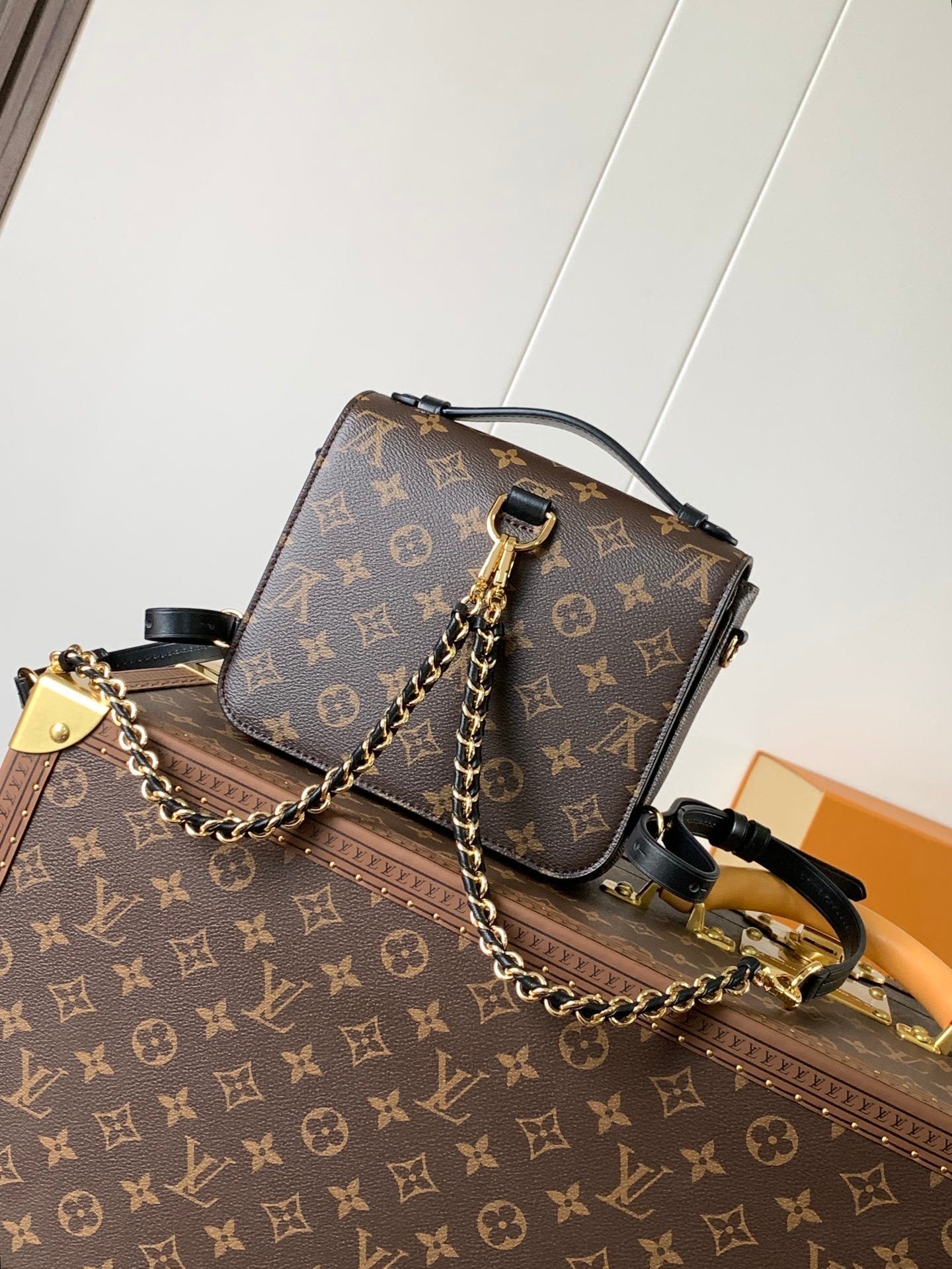 1:1 Replica LV crossbody bag