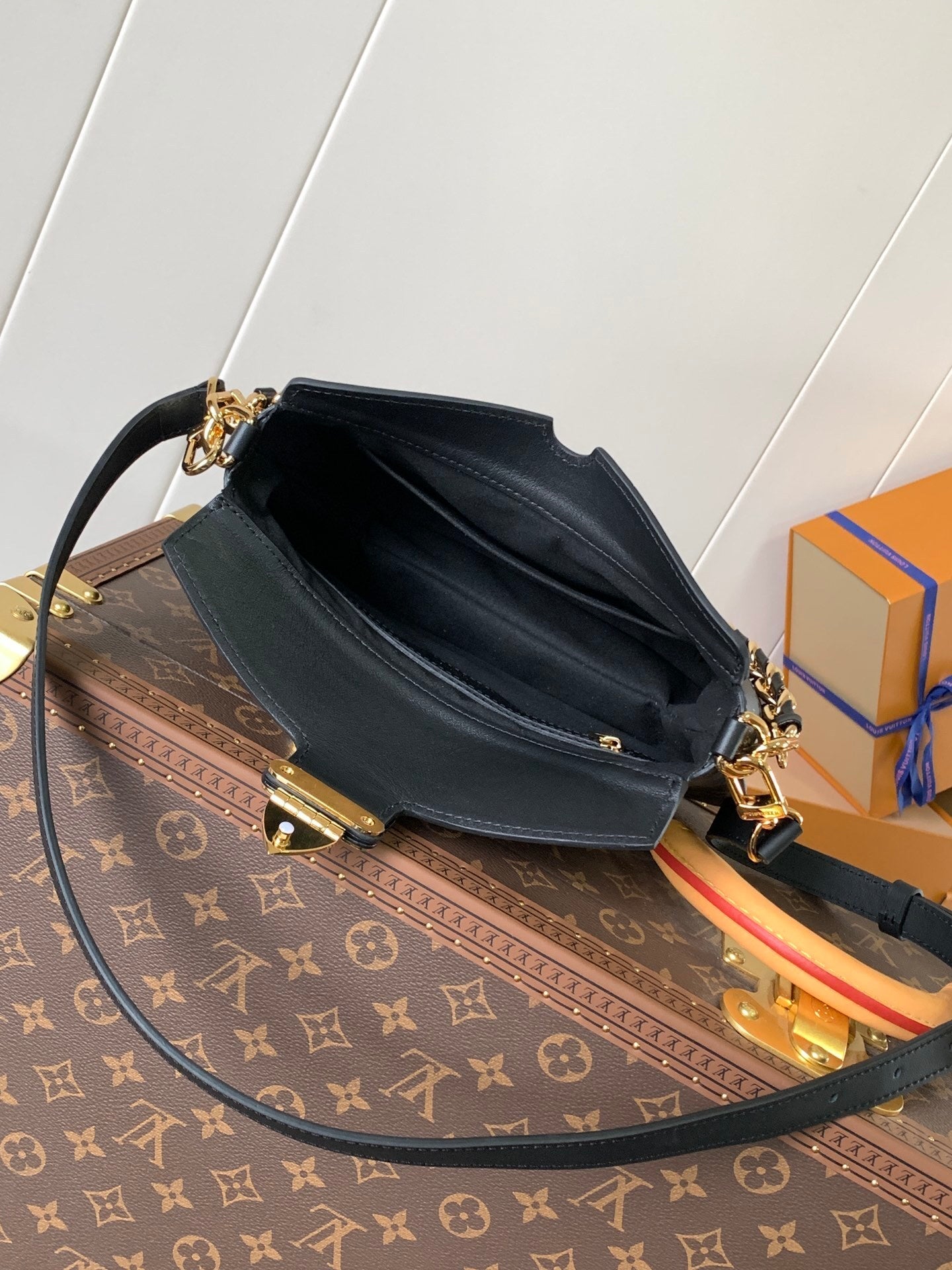 1:1 Replica LV crossbody bag