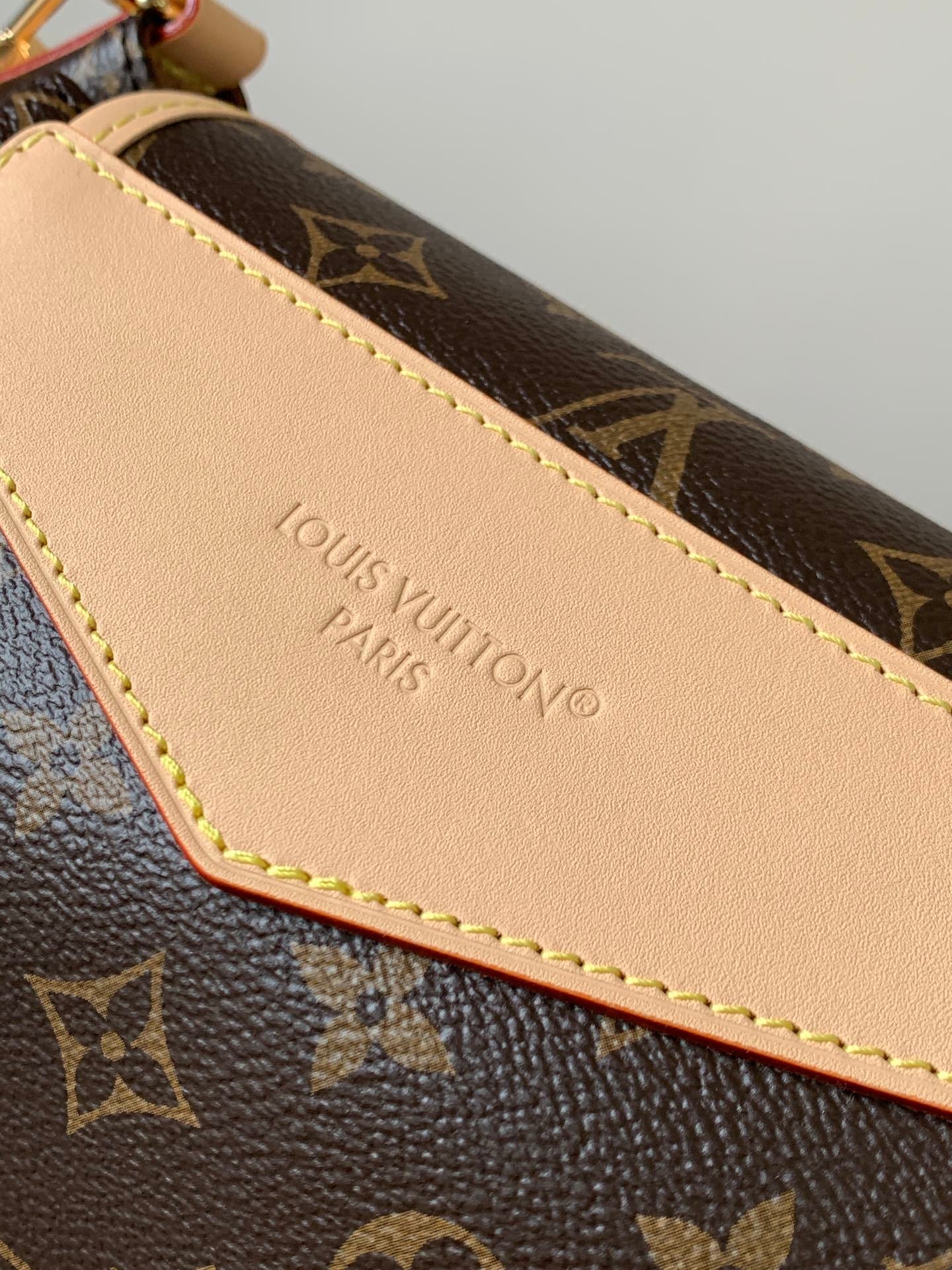 1:1 Replica LV flip-top handbag