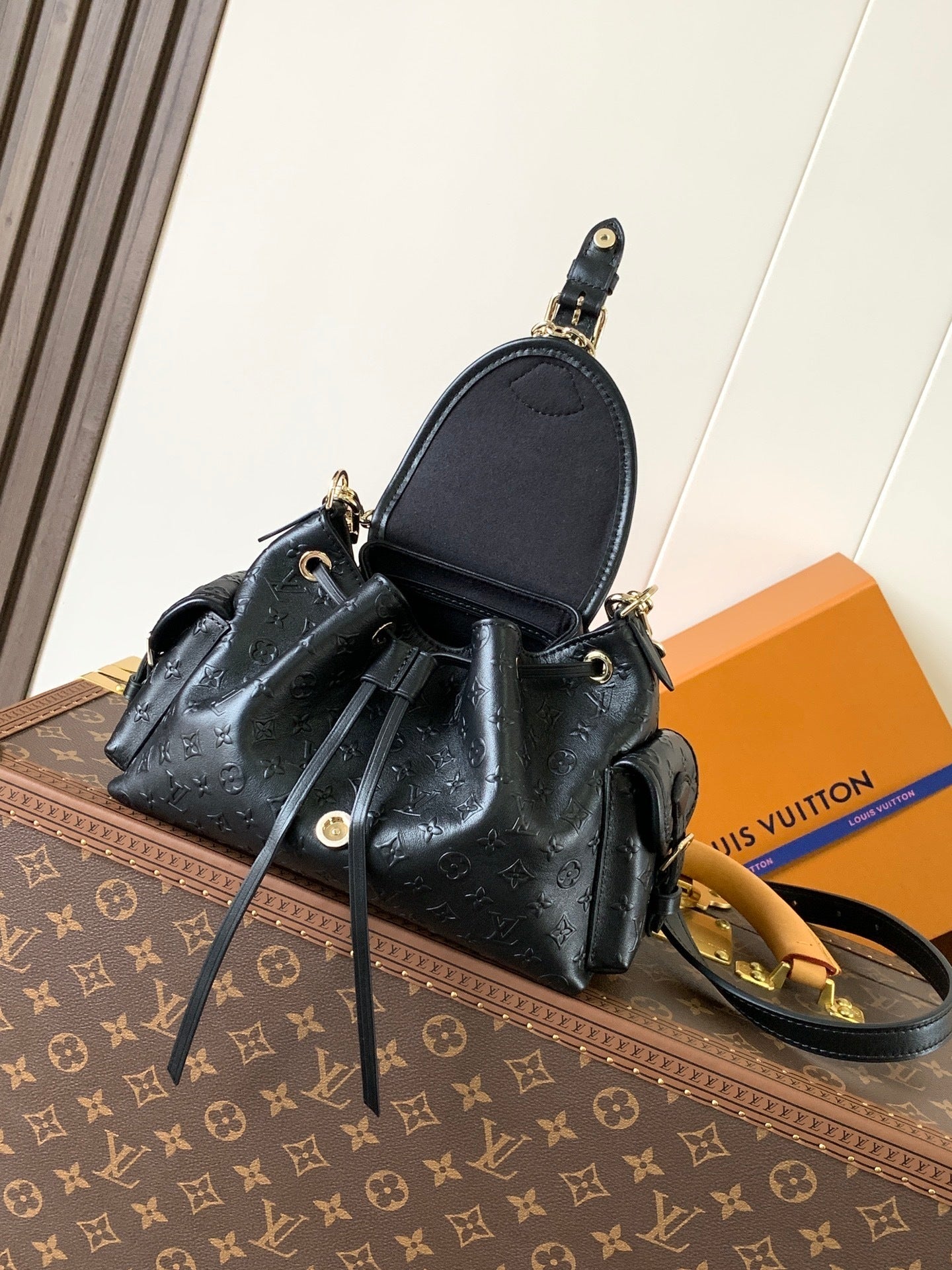 1:1 Replica LV flip-top handbag