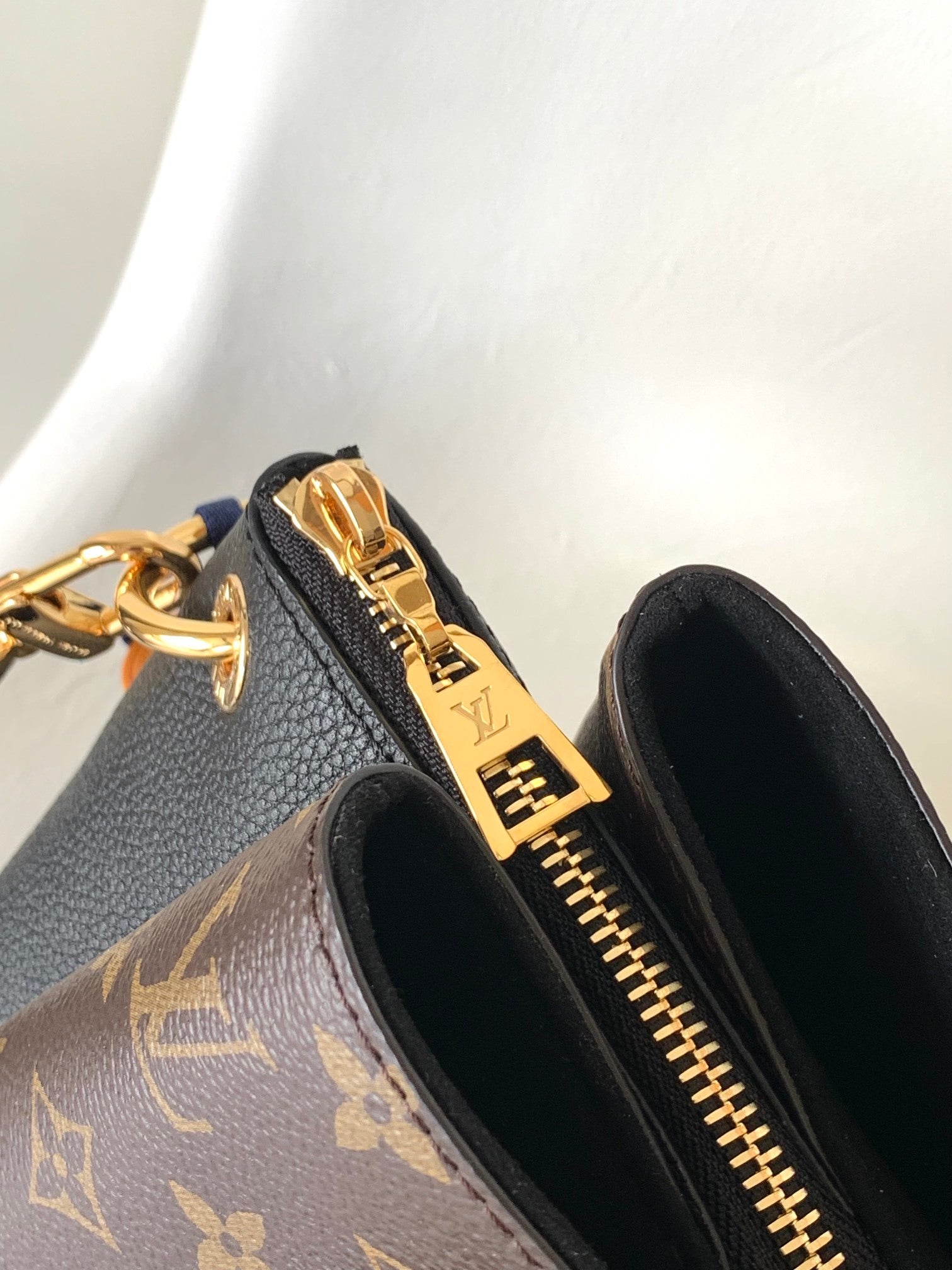 1:1 Replica LV crossbody bag
