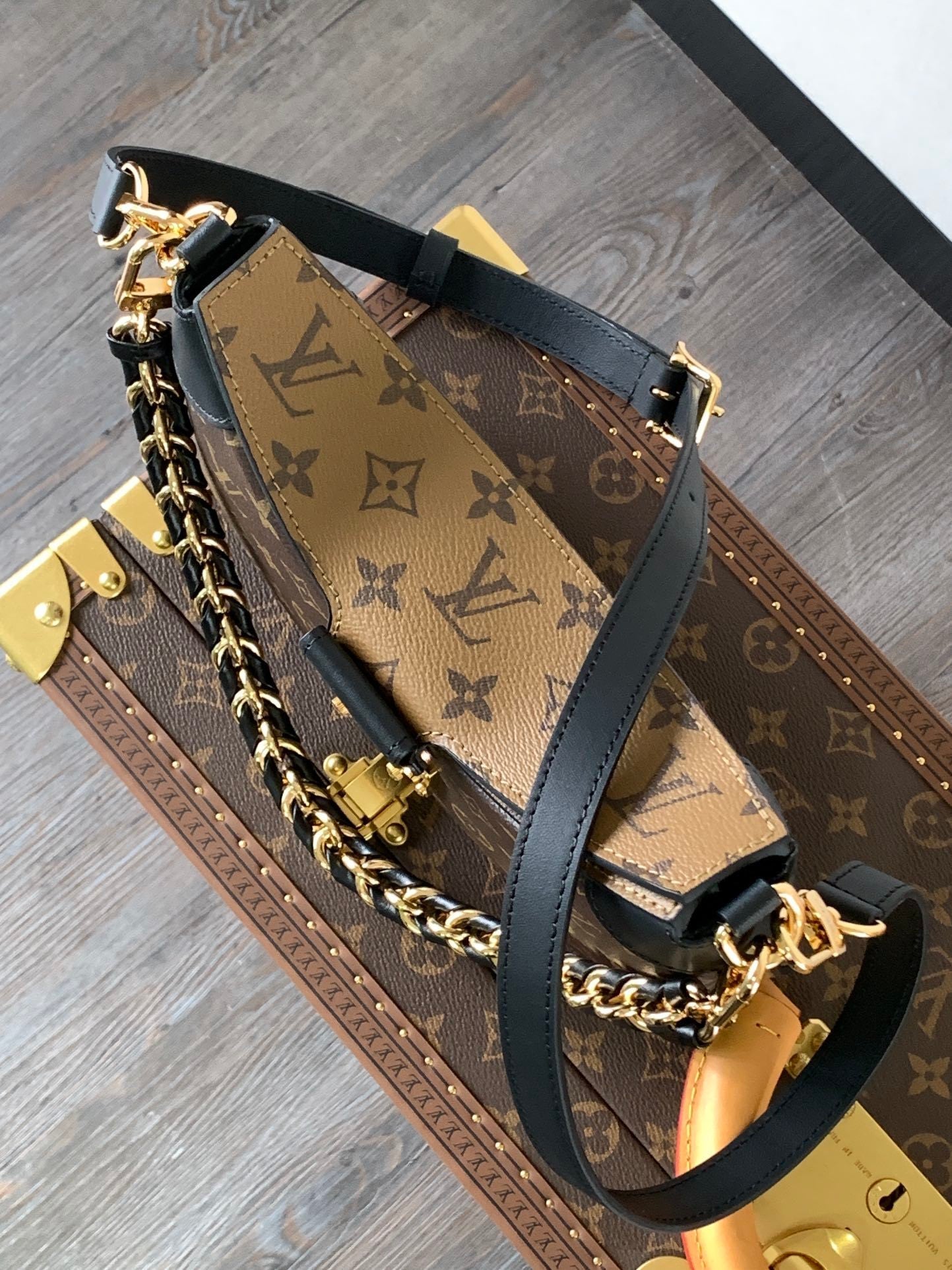 1:1 Replica LV crossbody bag