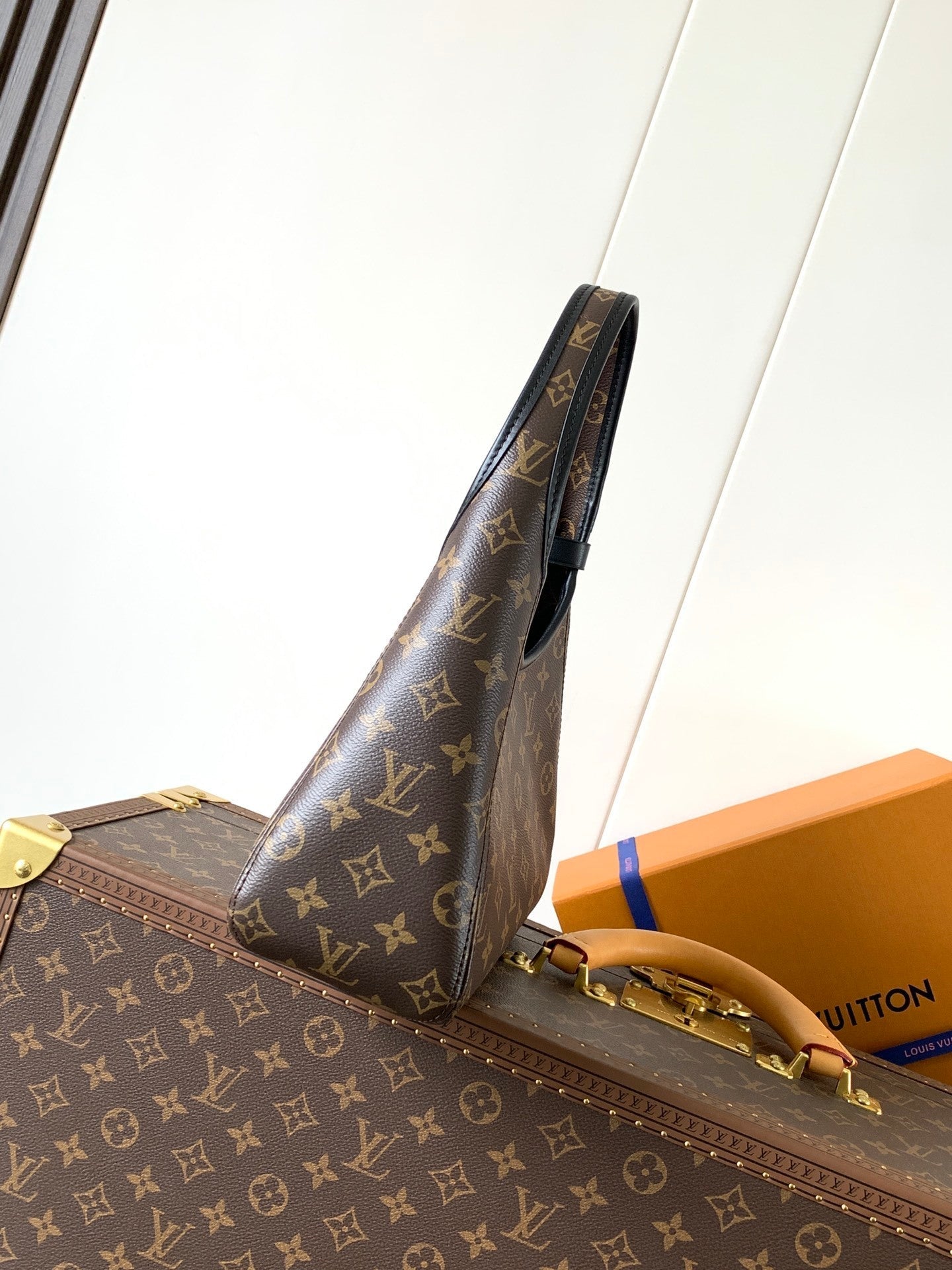 1:1 Replica LV armpit bag