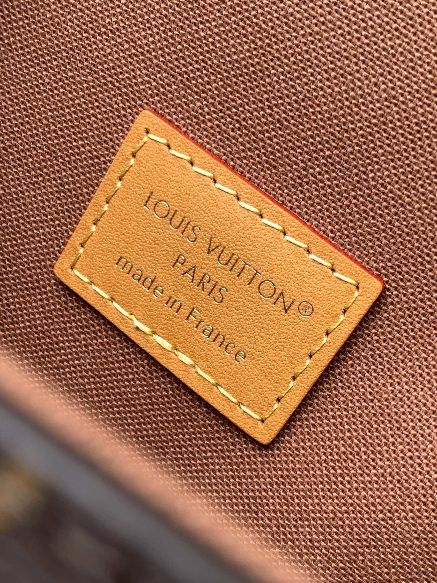 1:1 Replica LV flip-top box bag