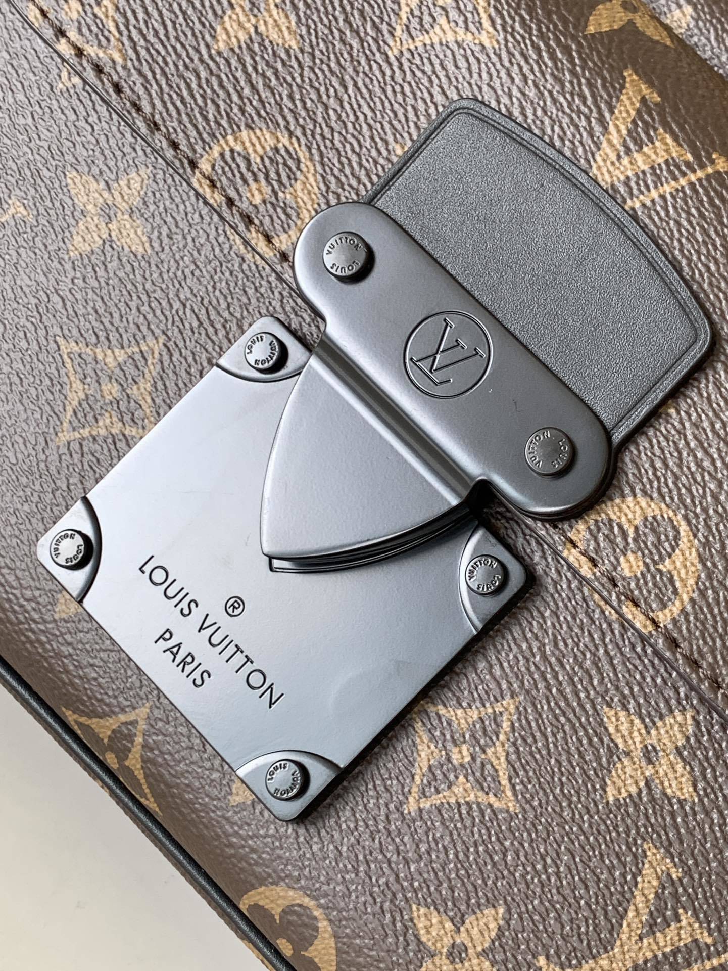 1:1 Replica LV crossbody bag