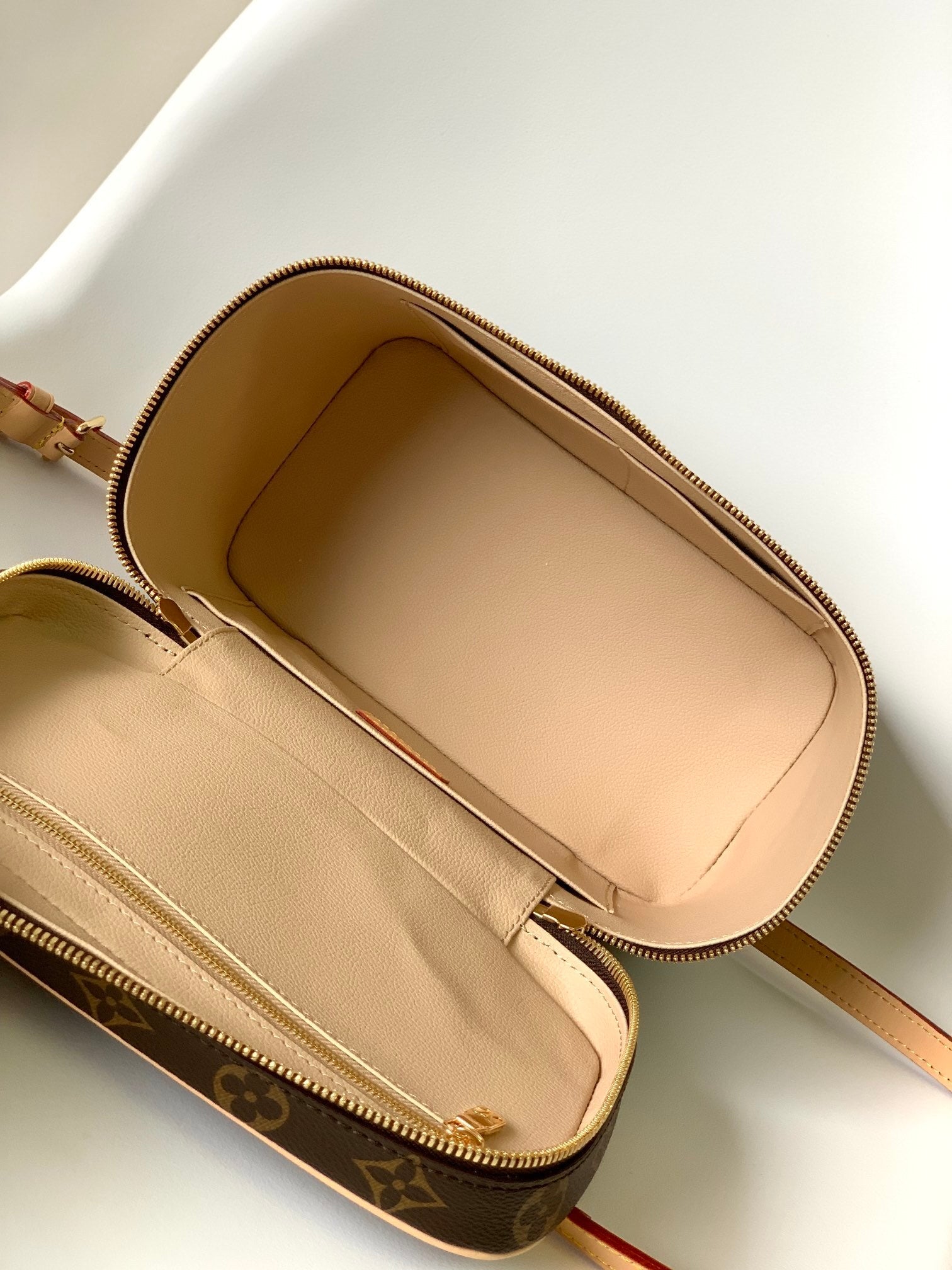 1:1 Replica LV handbag