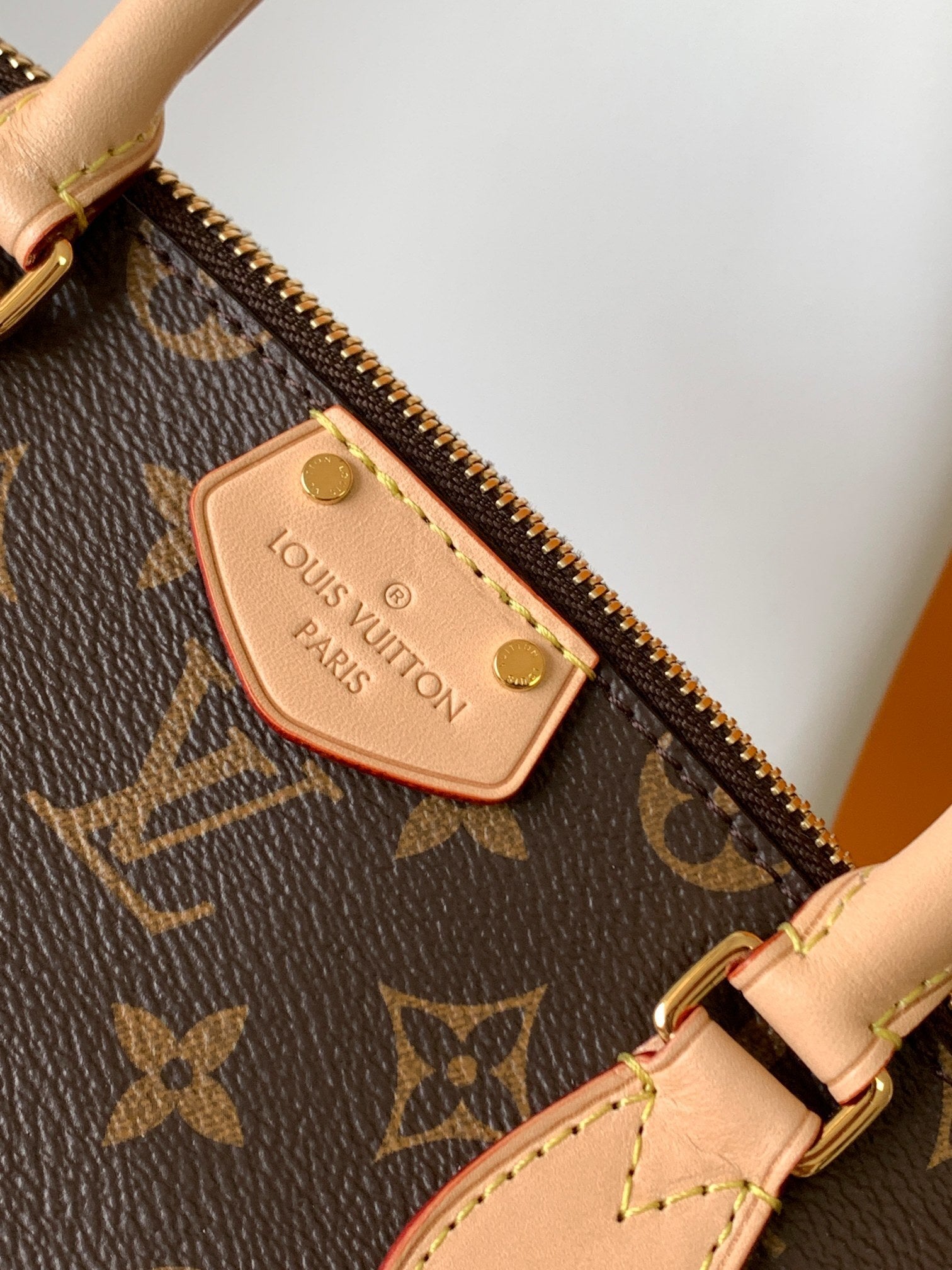 1:1 Replica LV handbag